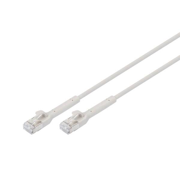 Zwei weiße Ethernet-Netzwerkkabel mit RJ45-Steckern auf einfachem weißem Hintergrund.