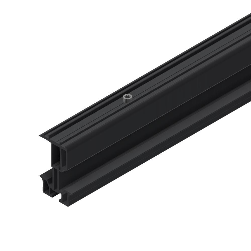 Ein schwarzes Aluminium-Extrusionsprofil mit einem T-Schlitz-Kanal entlang seiner Länge, das für modulare Konstruktionen in industriellen Anwendungen verwendet wird.