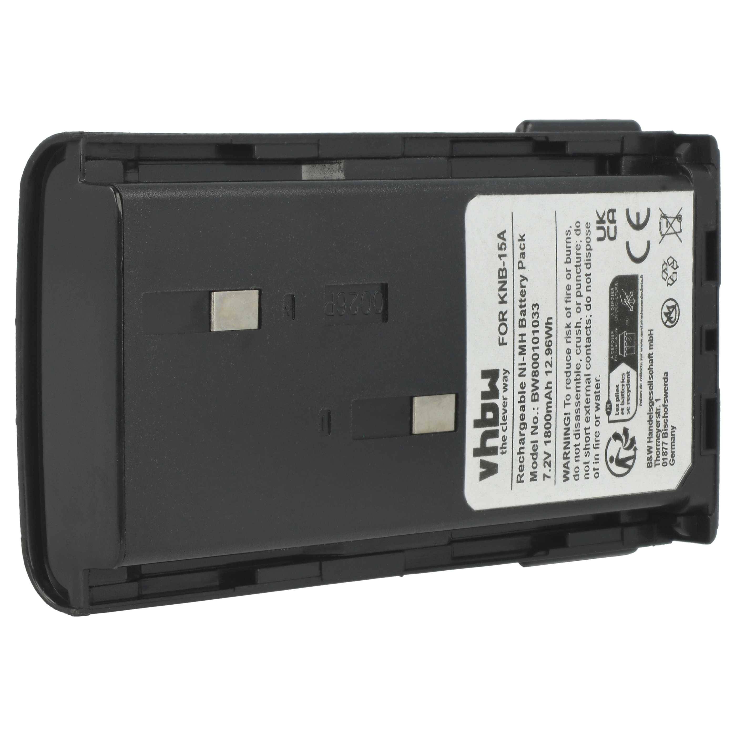 Eine schwarze Batterieverpackung mit zwei Metallkontakten auf einer flachen Oberfläche; ausgestattet mit einem Etikett, das Modell- und Sicherheitszertifizierungsinformationen enthält.