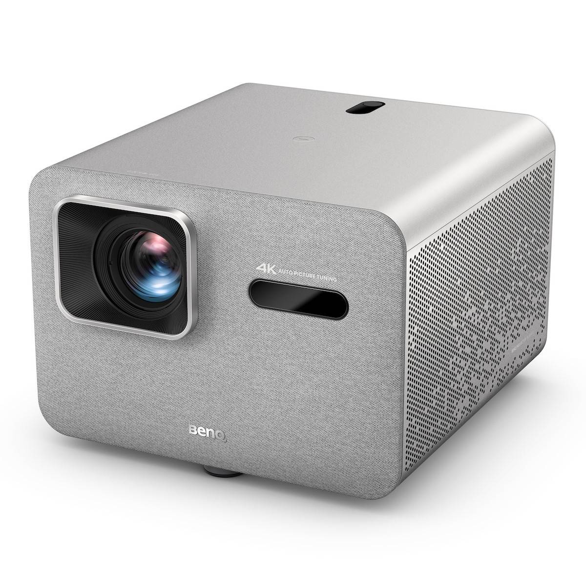 Silberner BenQ 4K-Projektor in Drei-Viertel-Ansicht mit sichtbarem Objektiv, frontalem Sensor und seitlichen Lüftungsöffnungen.