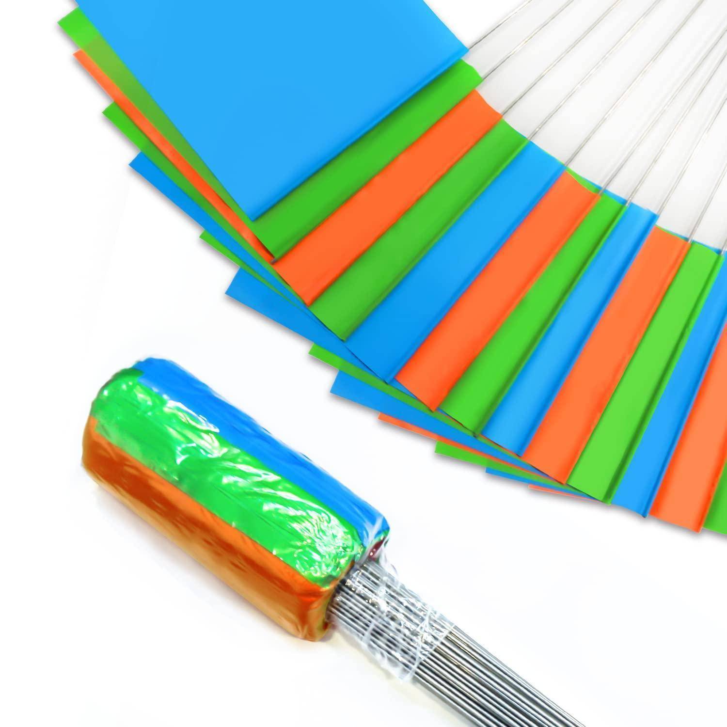 Bunte rechteckige Karten, die gefächert sind, mit einer gebündelten Gruppe von passenden bunten Blättern in Blau, Orange und Grün.