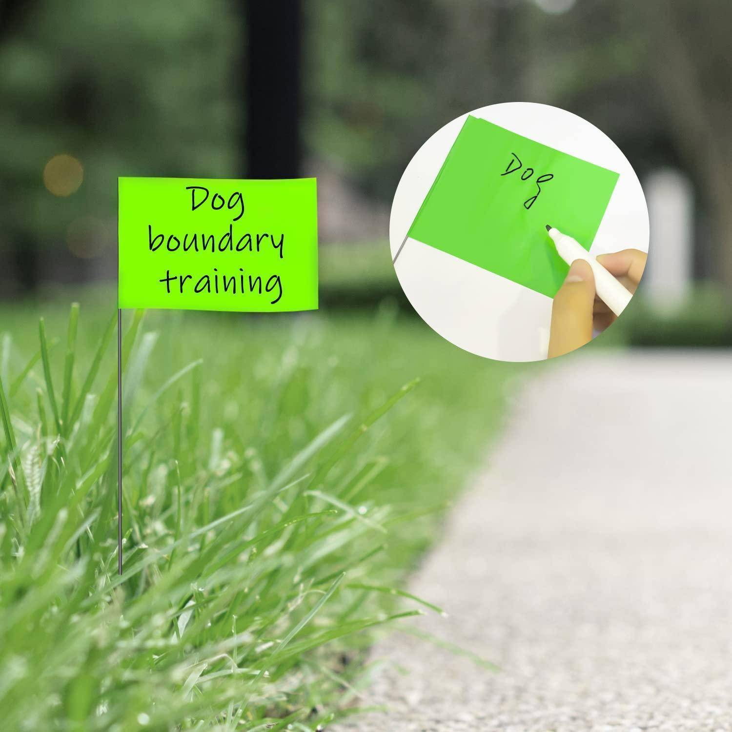 Ein kleines grünes Schild im Gras zeigt die Aufschrift 