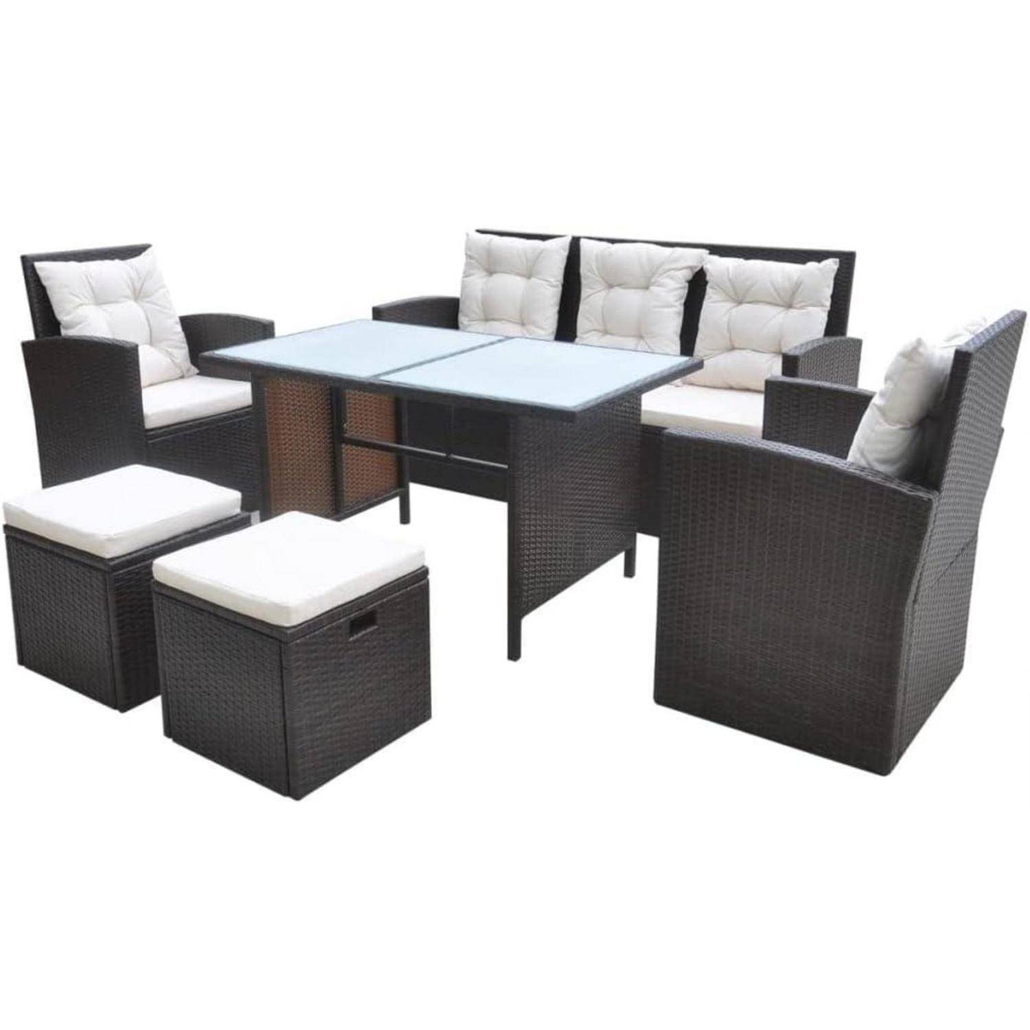 Outdoor-Gartenmöbel-Set, bestehend aus einem Tisch mit Glastischplatte, einer Couch, zwei Sesseln und zwei gepolsterten Hockern, alles in dunklem Geflecht.