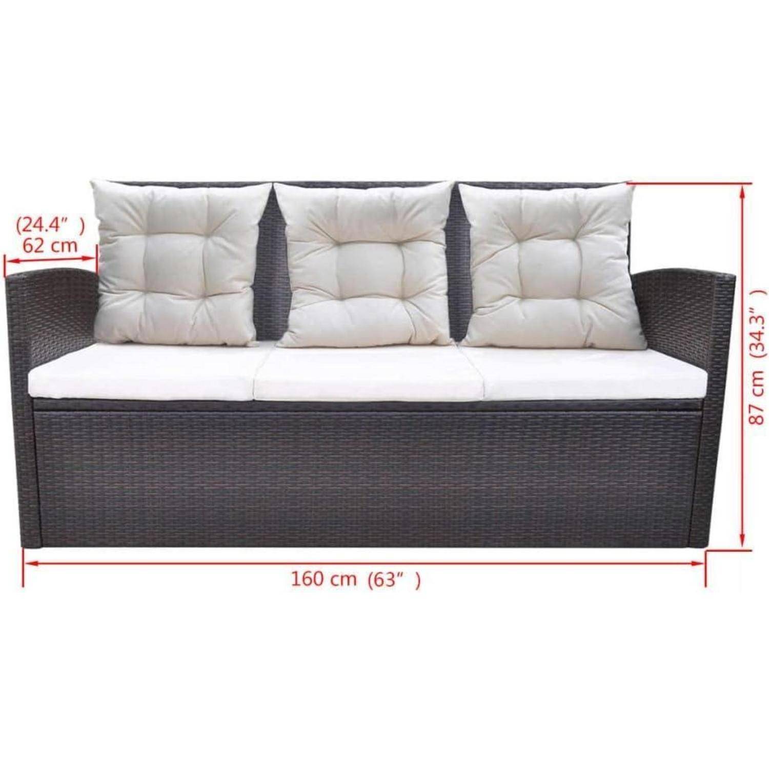 Eine graue Outdoor-Couch mit drei cremefarbenen Kissen, Maße angegeben: Höhe 87 cm (34,3