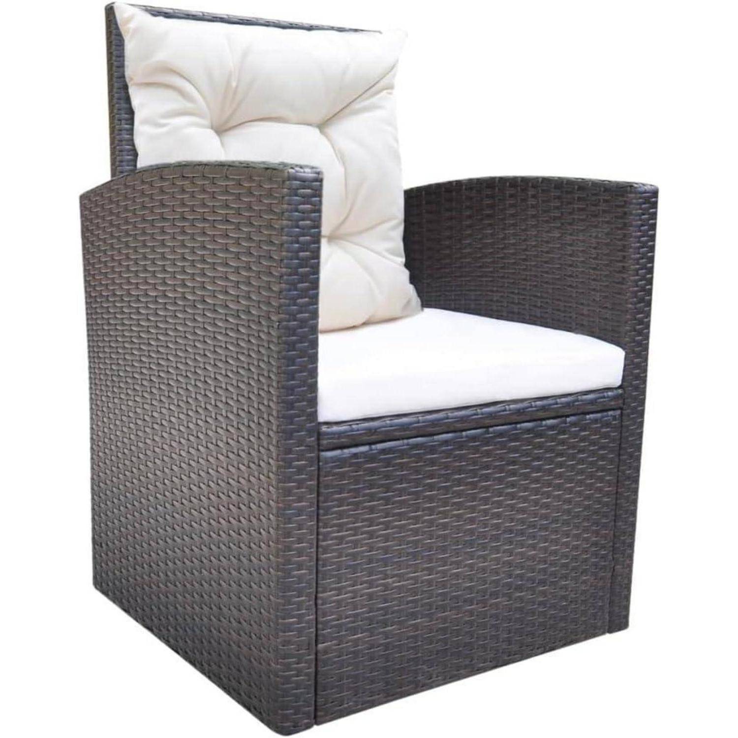 Outdoor-Rattanstuhl mit weißem Kissen, ausgestattet mit einer hohen Rückenlehne und Armlehnen, konzipiert für Terrassen- oder Gartennutzung.