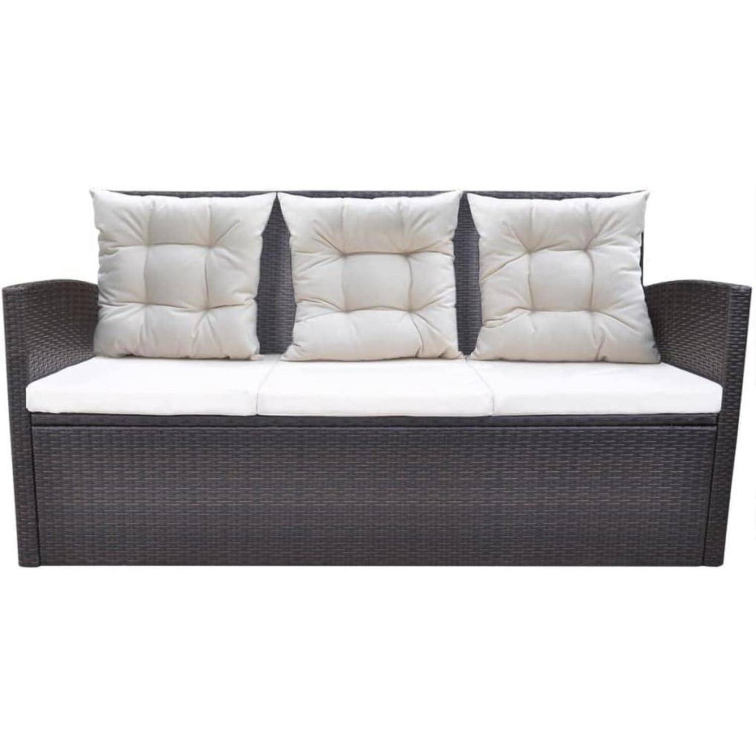 Eine dunkle Outdoor-Couch aus Geflecht mit drei weißen gepolsterten Sitzen und drei passenden gesteppten Kissen, die entlang der Rückenlehne angeordnet sind.