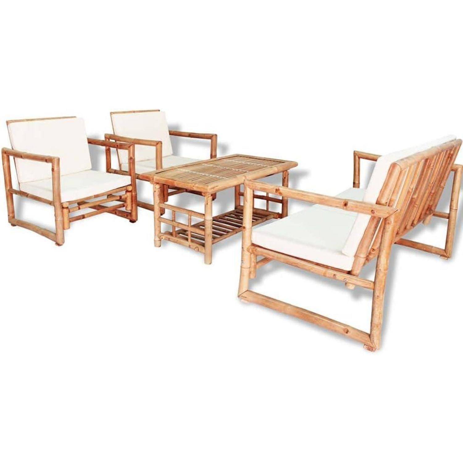 Ein Bambus-Gartenmöbel-Set mit weißen Kissen umfasst eine Zweisitzer-Bank, zwei Sessel und einen rechteckigen Couchtisch.