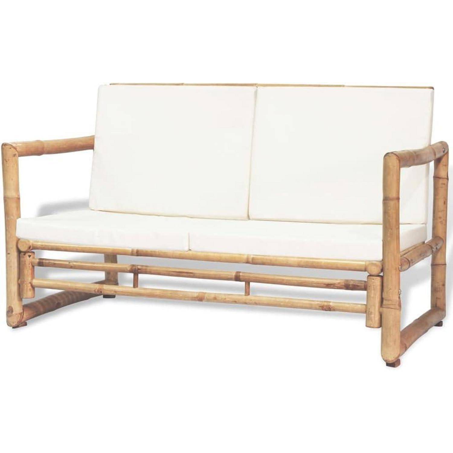 Eine Couch mit Bambusrahmen und weißen Kissen, die ein minimalistisches und natürliches Design aufweist. Ideal für Outdoor- oder lässige Innenräume.
