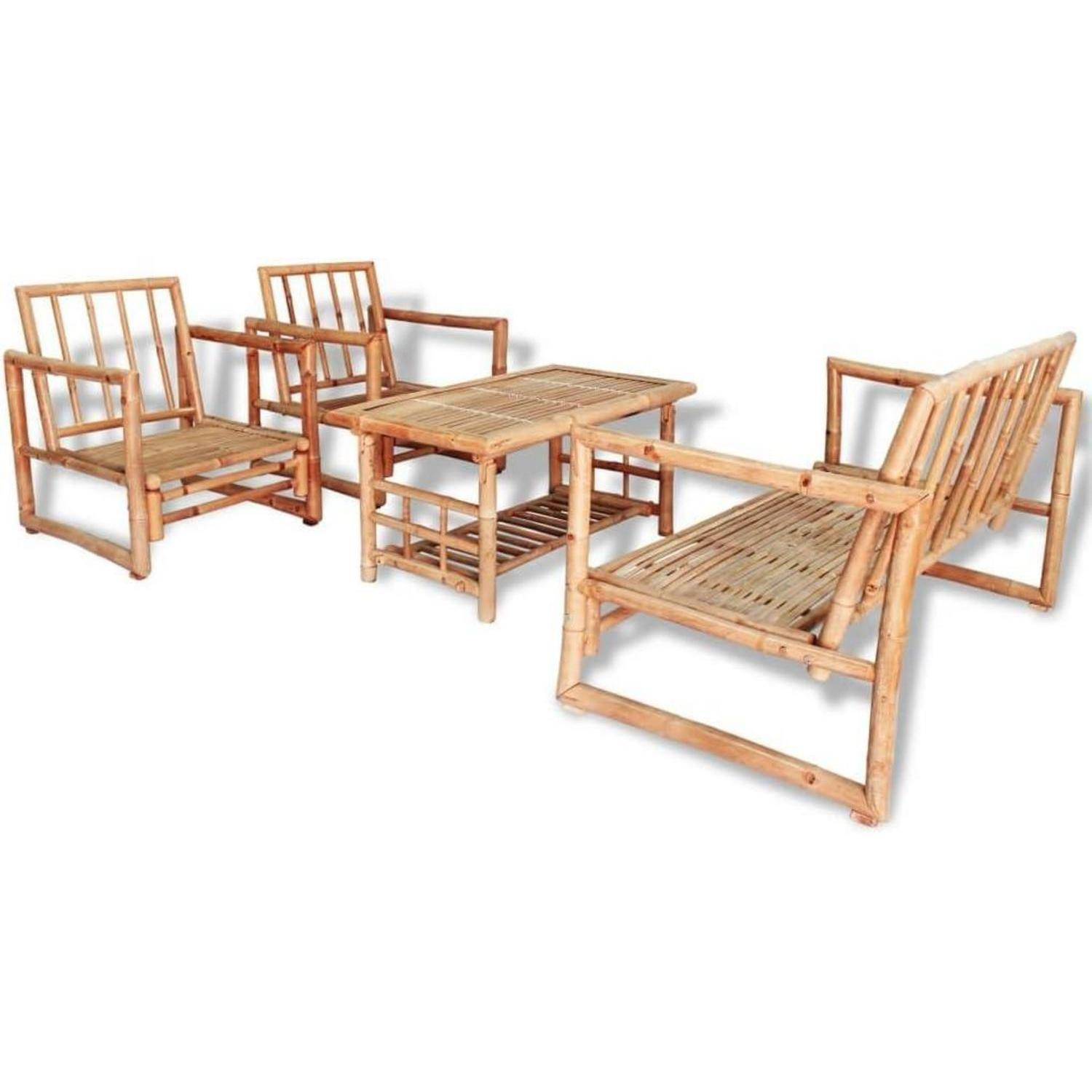 Ein Bambö-Möbelset umfasst zwei Stühle, eine Bank und einen Couchtisch mit Lamellenfläche, geeignet für den Außen- oder Terrassenbereich.