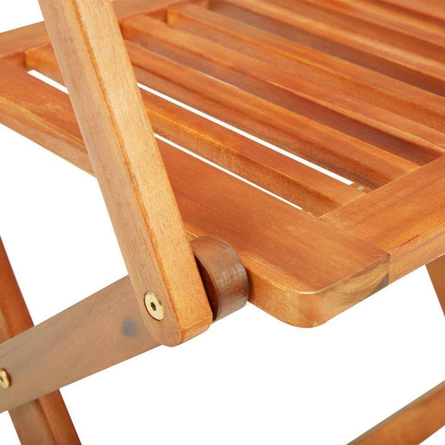 Nahaufnahme eines Holzklappsessels, die den lamellierte Sitz und einen Teil des Klappmechanismus zeigt. Das Holz ist hellbraun mit sichtbarer Maserung.