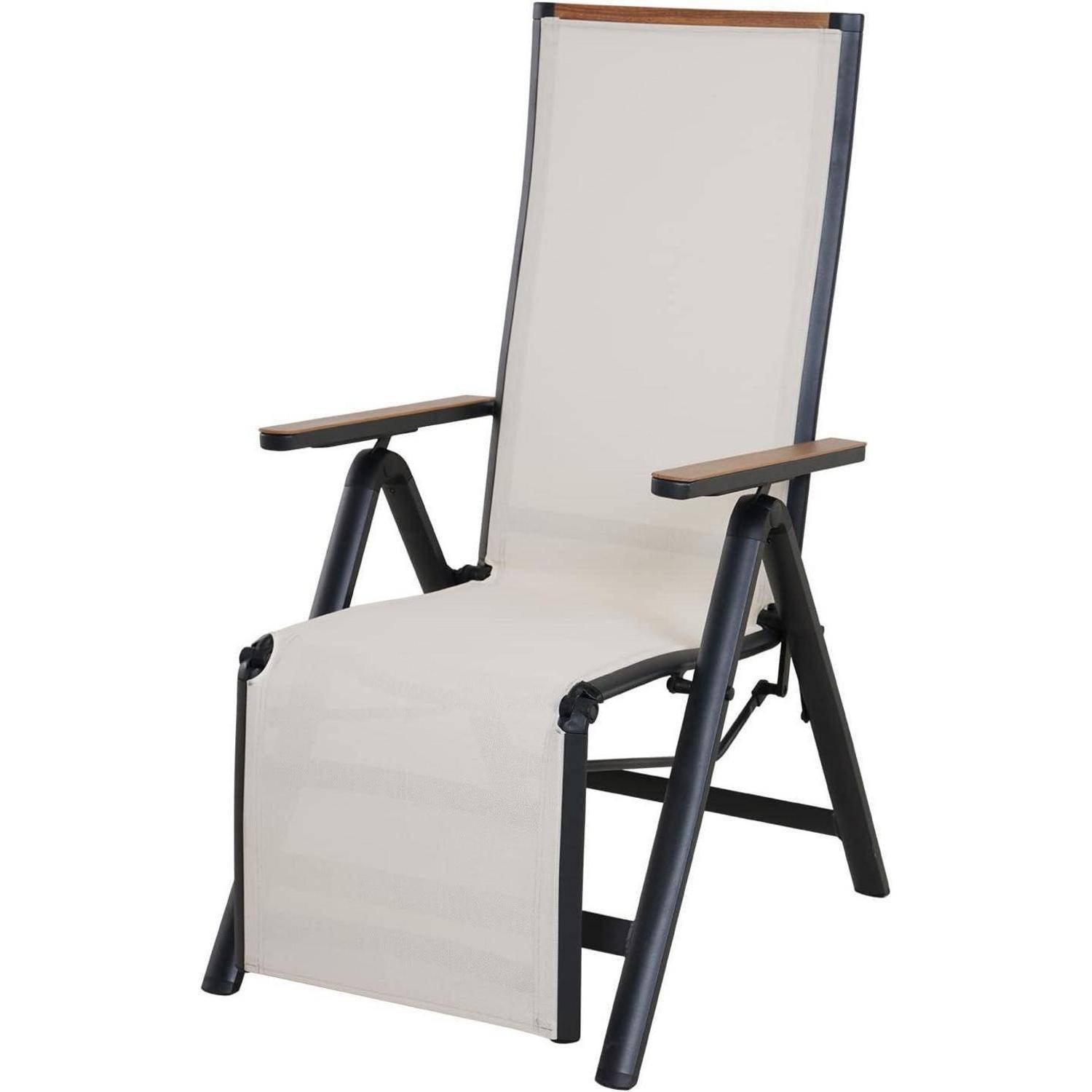 Klappbarer Outdoorsessel mit beigefarbenem Stoffsitz und -rückenlehne, ausgestattet mit schwarzem Metallgestell und Holzarmlehnen.