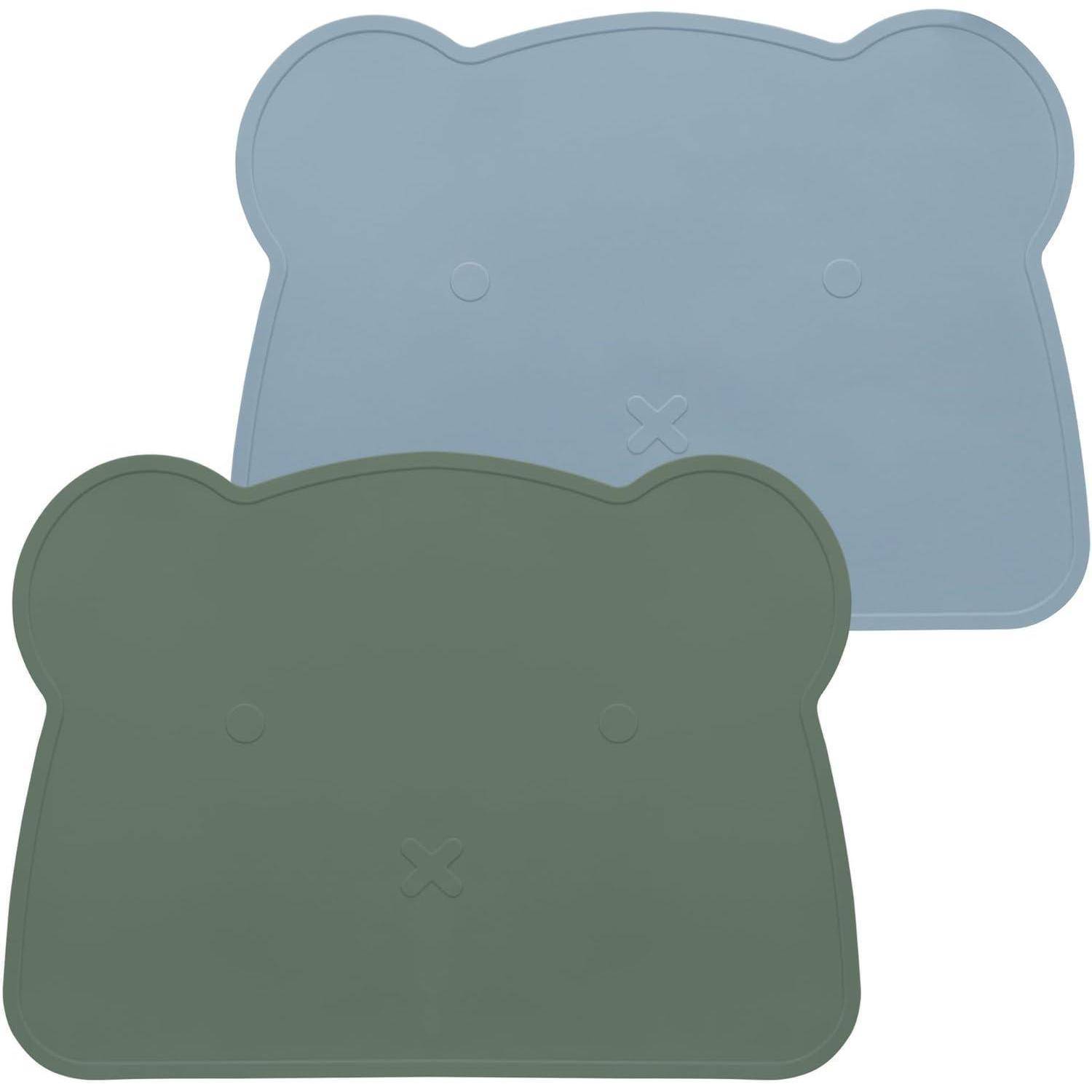 Zwei bärenförmige Silikon-Tischsets, eines in blau und eines in grün, speziell für Kinder entwickelt.