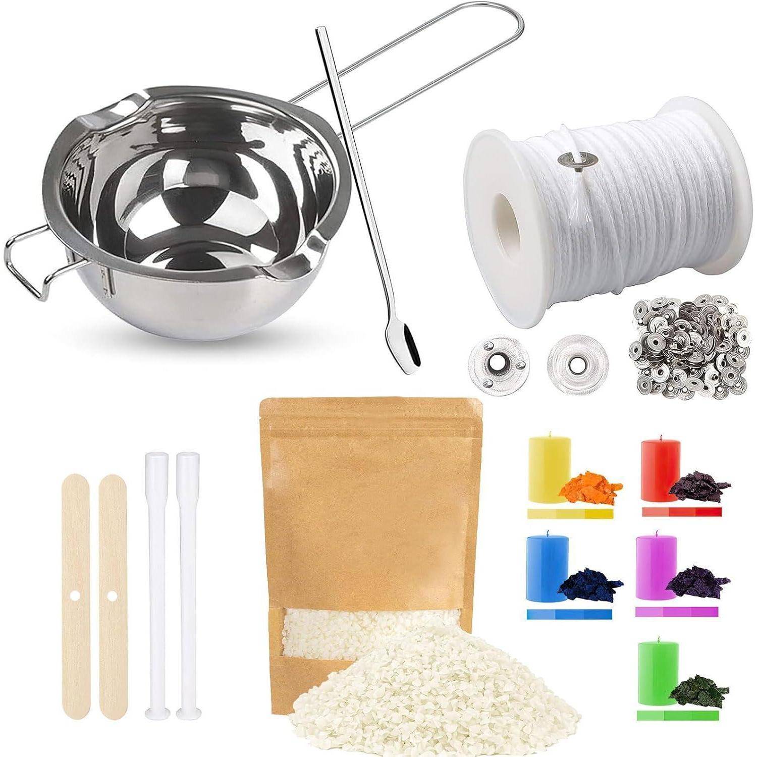 Kerzenherstellungsset mit Schmelztiegel, Docht, Thermometer, zwei Holzstäbchen, zwei Pipetten, Wachsflocken, Farbstoffen und Metallkerzenhaltern.