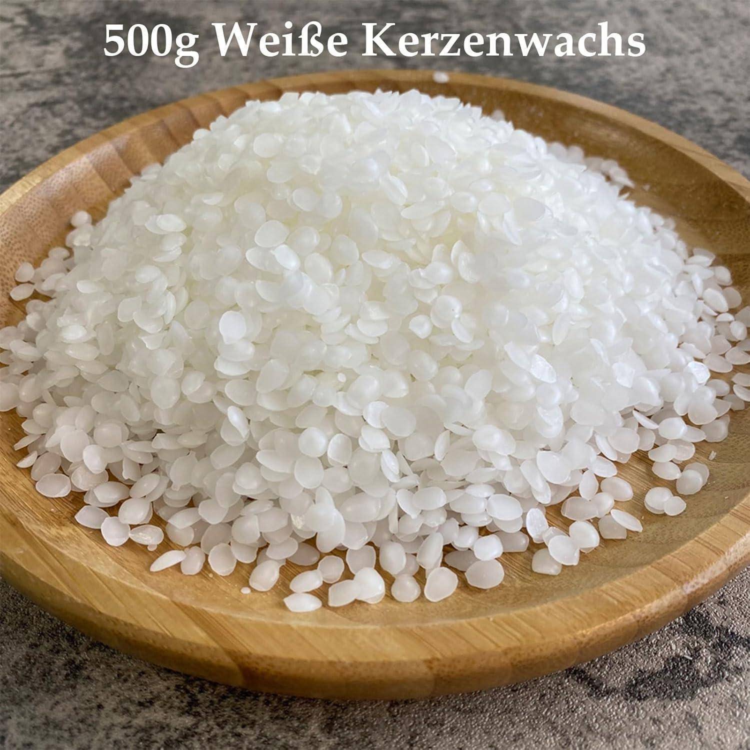 Eine Holzplatte mit weißen Wachsperlen gefüllt, beschriftet mit '500g Weiße Kerzenwachs' vor einem strukturierten Hintergrund.