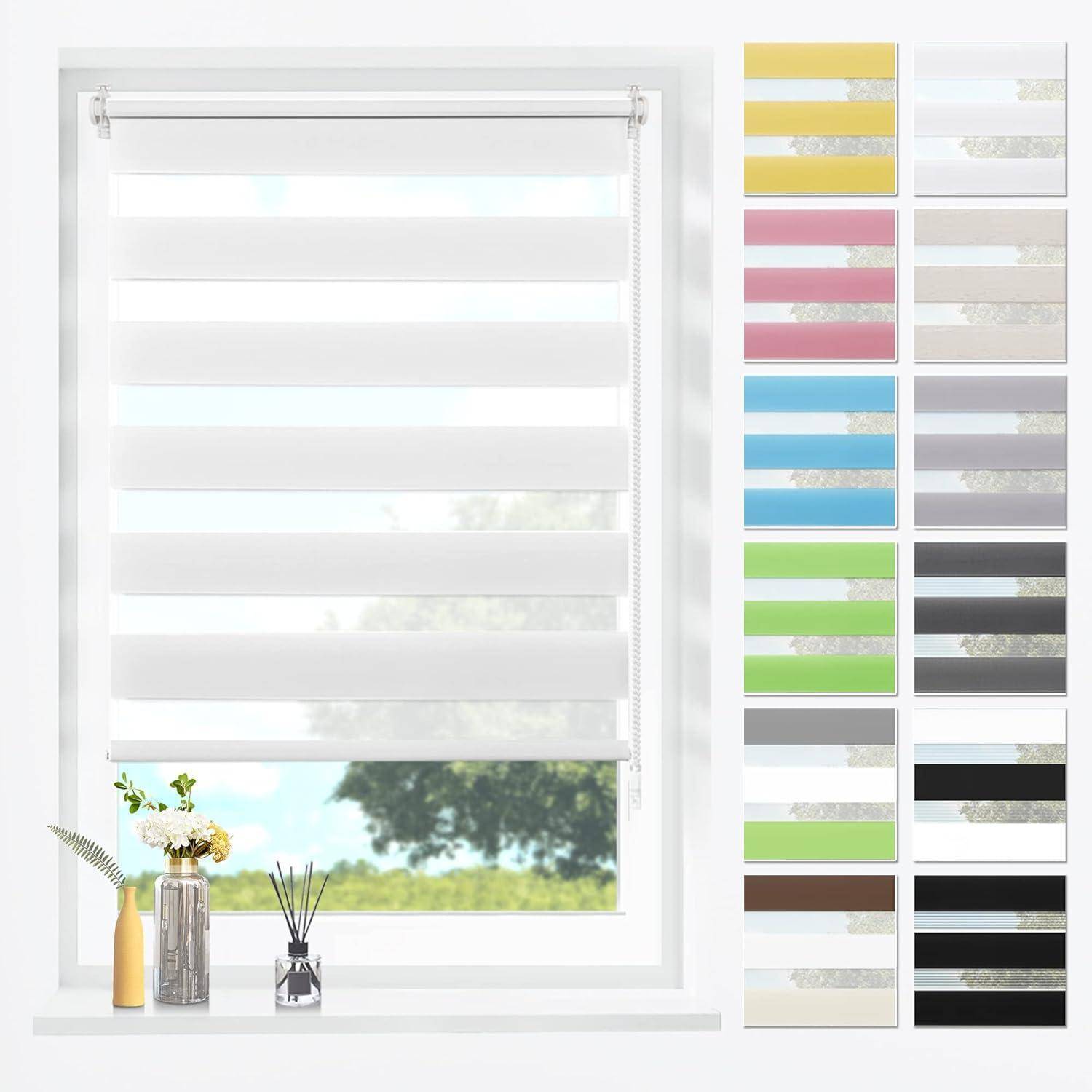 Ein Fenster mit weißen Rollläden, die teilweise geöffnet sind und einen Blick auf Bäume freigeben. Daneben befindet sich eine Farbkarte, die verschiedene Rollladen-Farben präsentiert.
