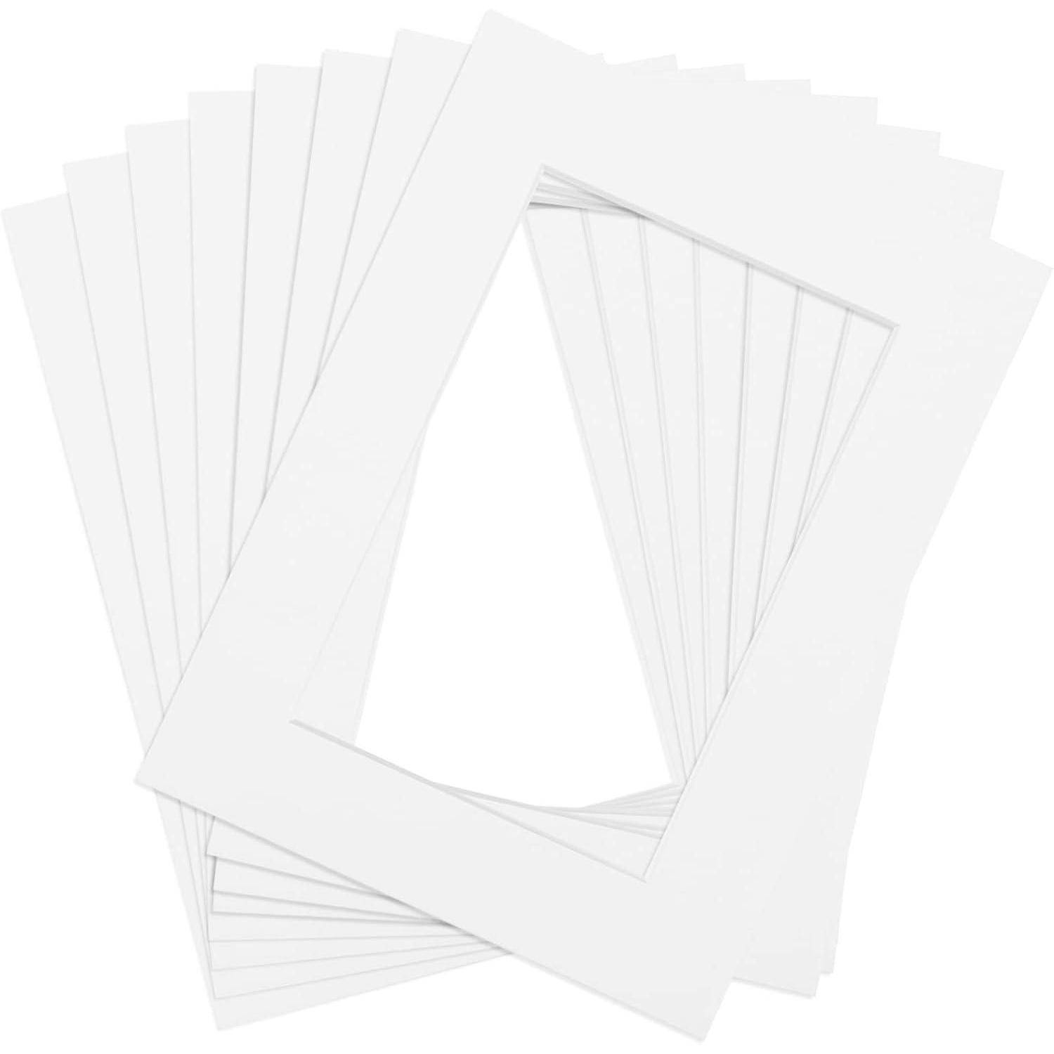 Ein Satz weiße Passepartouts, die aufgefächert sind, jedes mit einem rechteckigen Ausschnitt, verwendet zum Rahmen von Fotos.