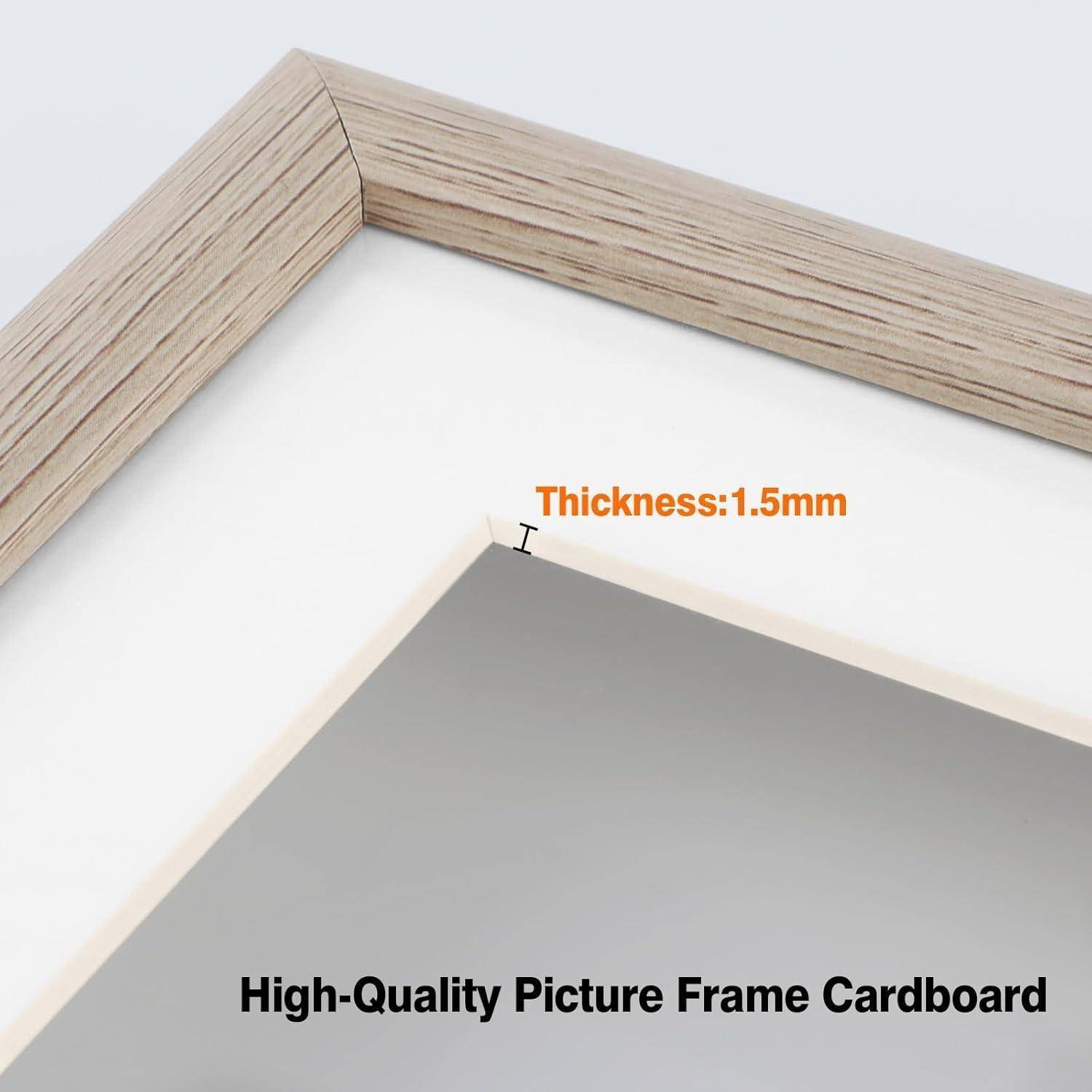 Nahaufnahme einer Bilderrahmenecke aus hellem Holz mit der Beschriftung 
