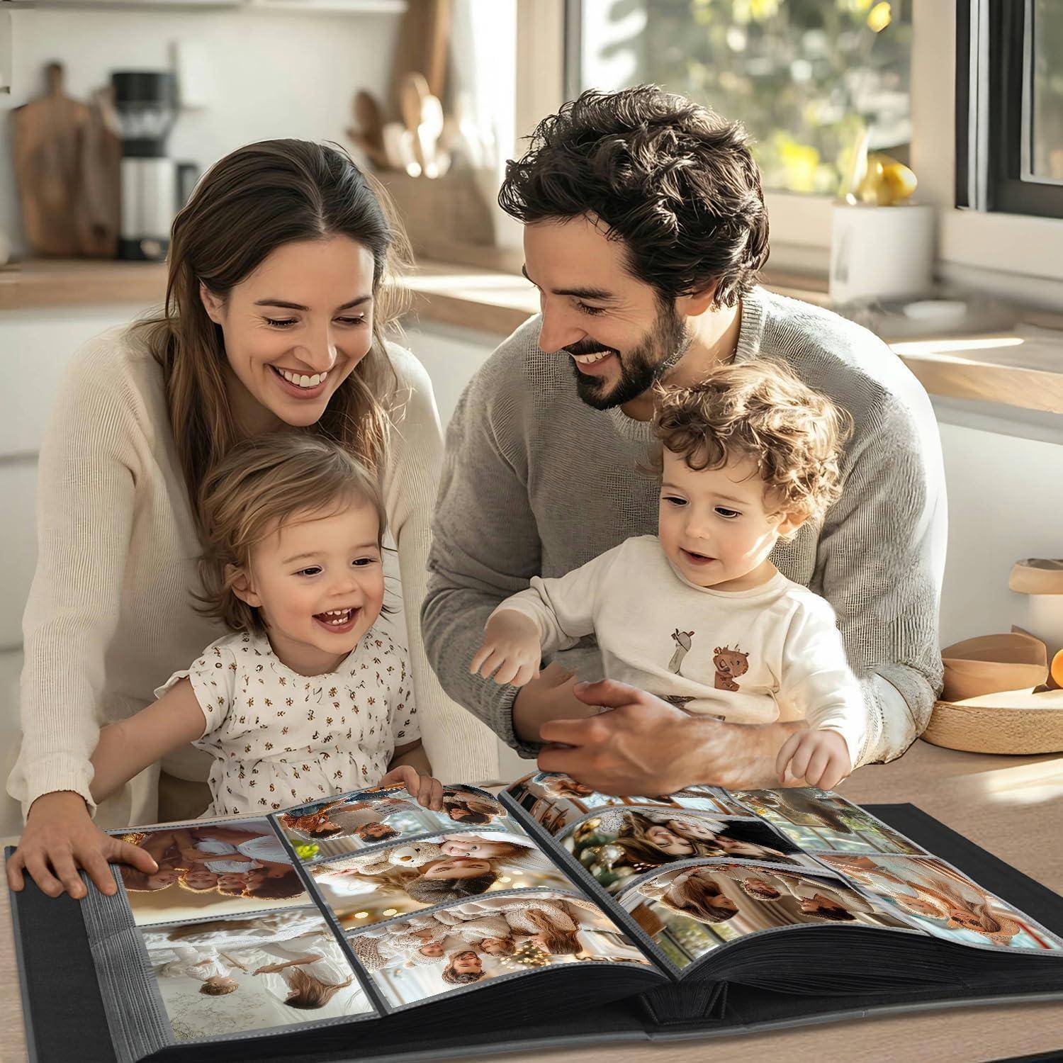 Eine vierköpfige Familie, einschließlich zwei kleiner Kinder, sitzt um einen Tisch herum, lächelt und blickt gemeinsam in ein Fotoalbum in einer gemütlichen Küche.