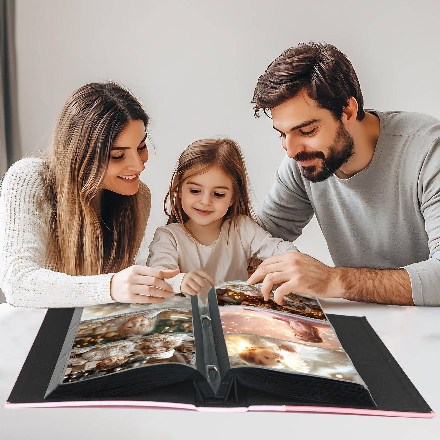 Eine Familie von drei Personen, zwei Erwachsene und ein Kind, sitzt an einem Tisch und schaut gemeinsam in ein Fotoalbum, lächelt und tauscht sich herzlich miteinander aus.