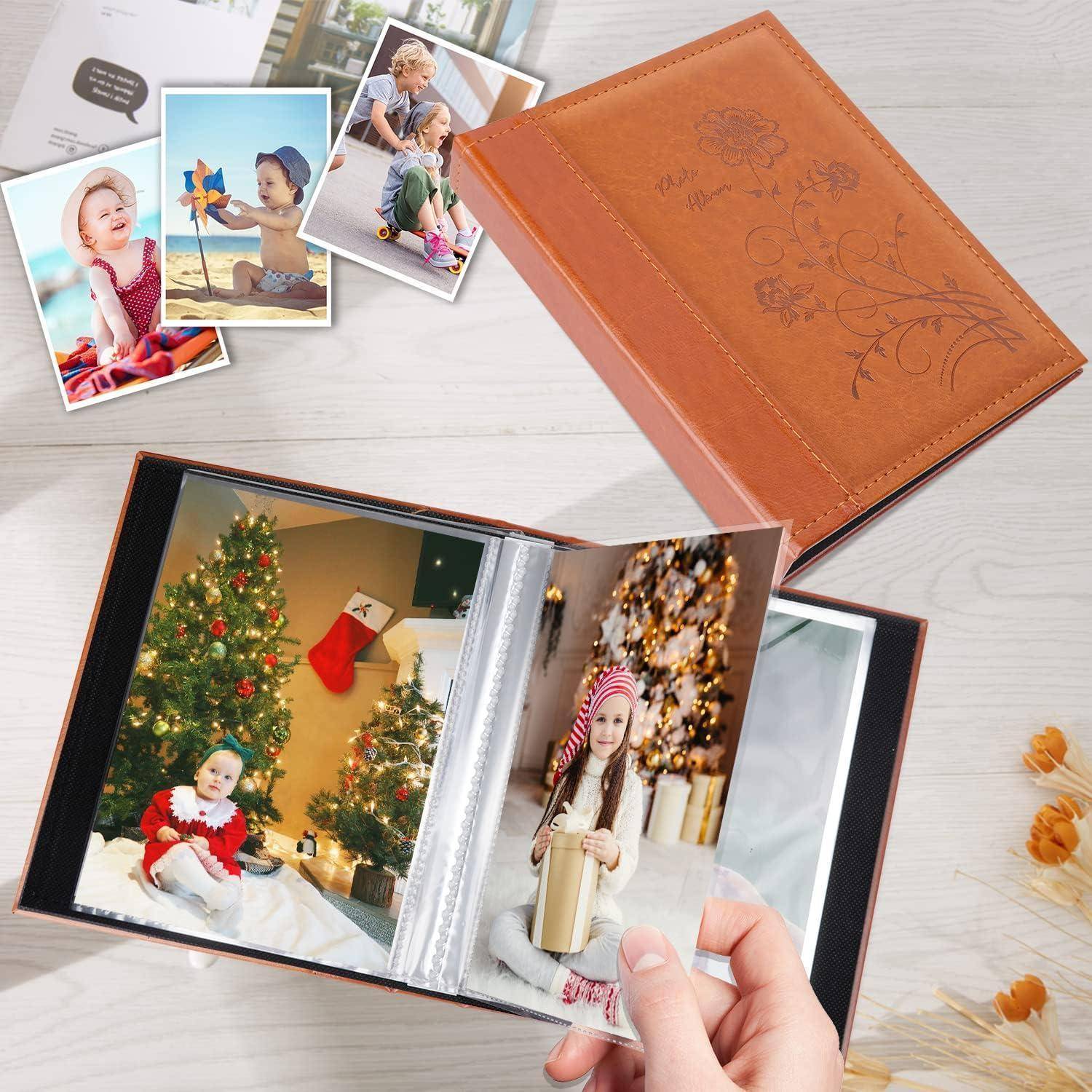 Eine Person öffnet ein Fotoalbum mit einem Bild von zwei Kindern vor einem Weihnachtsbaum. Weitere Fotos und eine Zierschachtel befinden sich in der Nähe.