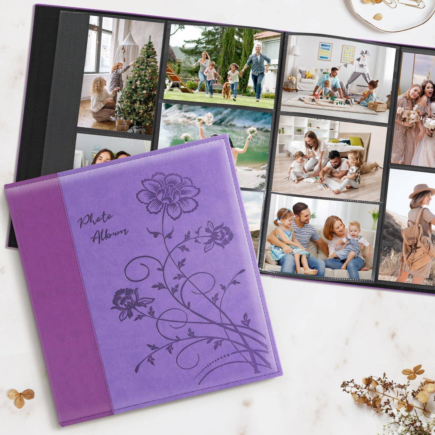 Ein lila Fotoalbum mit Blumenmuster liegt geöffnet da und zeigt Fotos von Familien, die drinnen und draußen verschiedene Aktivitäten genießen.
