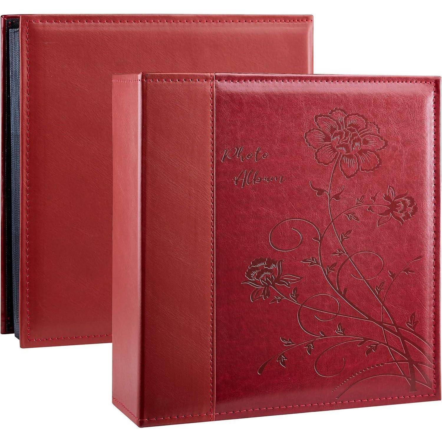 Rotes Lederphotoalbum mit geprägtem Blumendesign und den Worten 