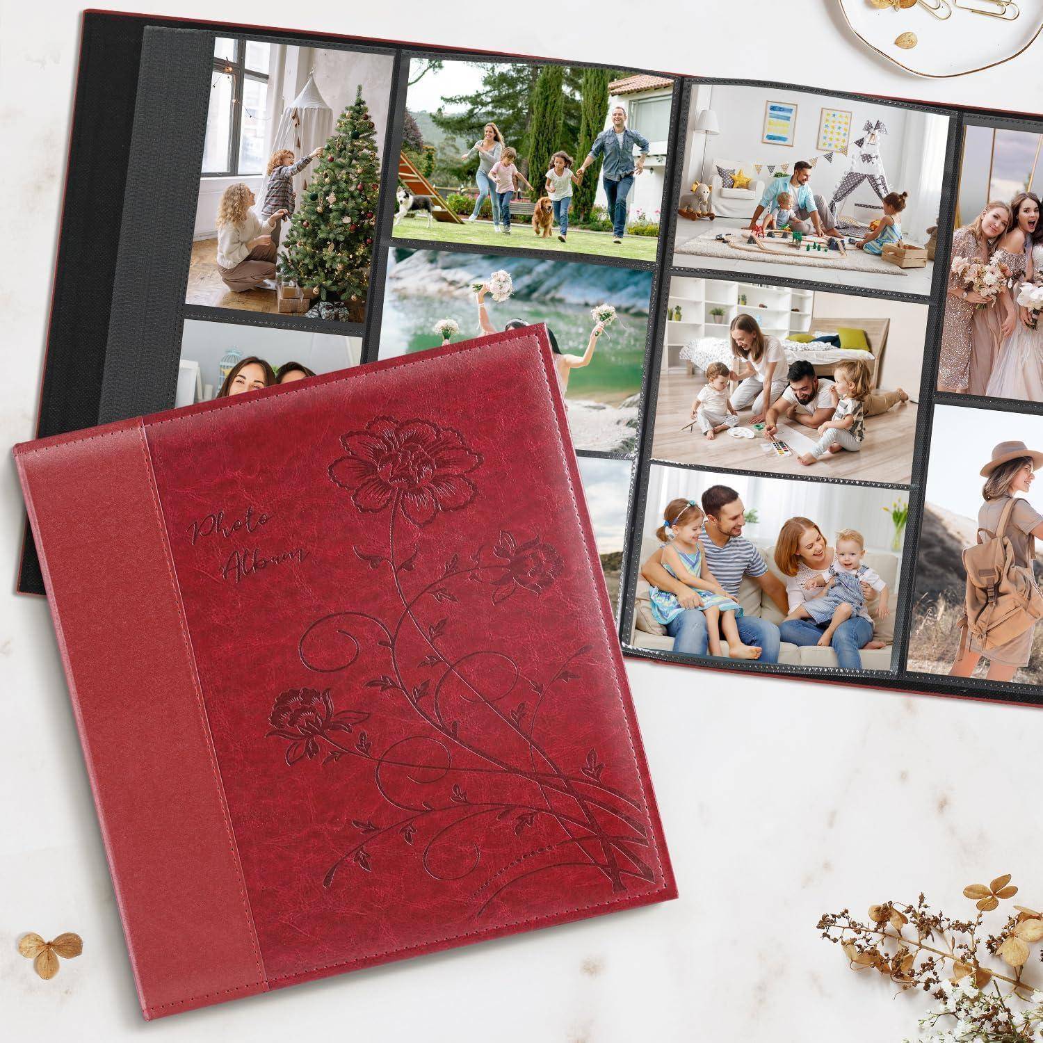 Ein rotes Fotoalbum mit Blumenmuster, geöffnet auf einer Seite mit Familienfotos von Outdoor-Aktivitäten und Indoor-Spielzeit, auf einer Marmoroberfläche.