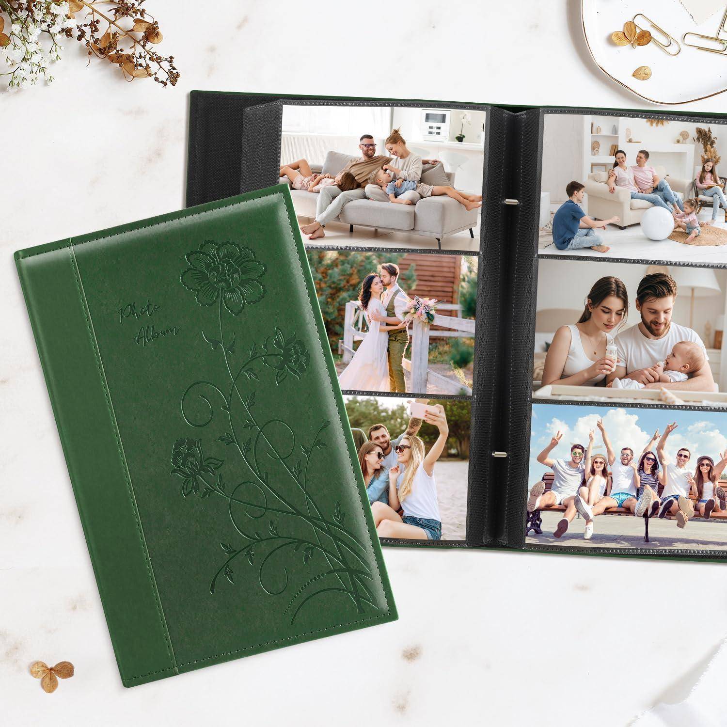 Grünes Fotoalbum mit Blumendesign neben einer geöffneten Seite mit Fotos von Familie und Freunden, einschließlich Indoor- und Outdoor-Zusammenkünften.