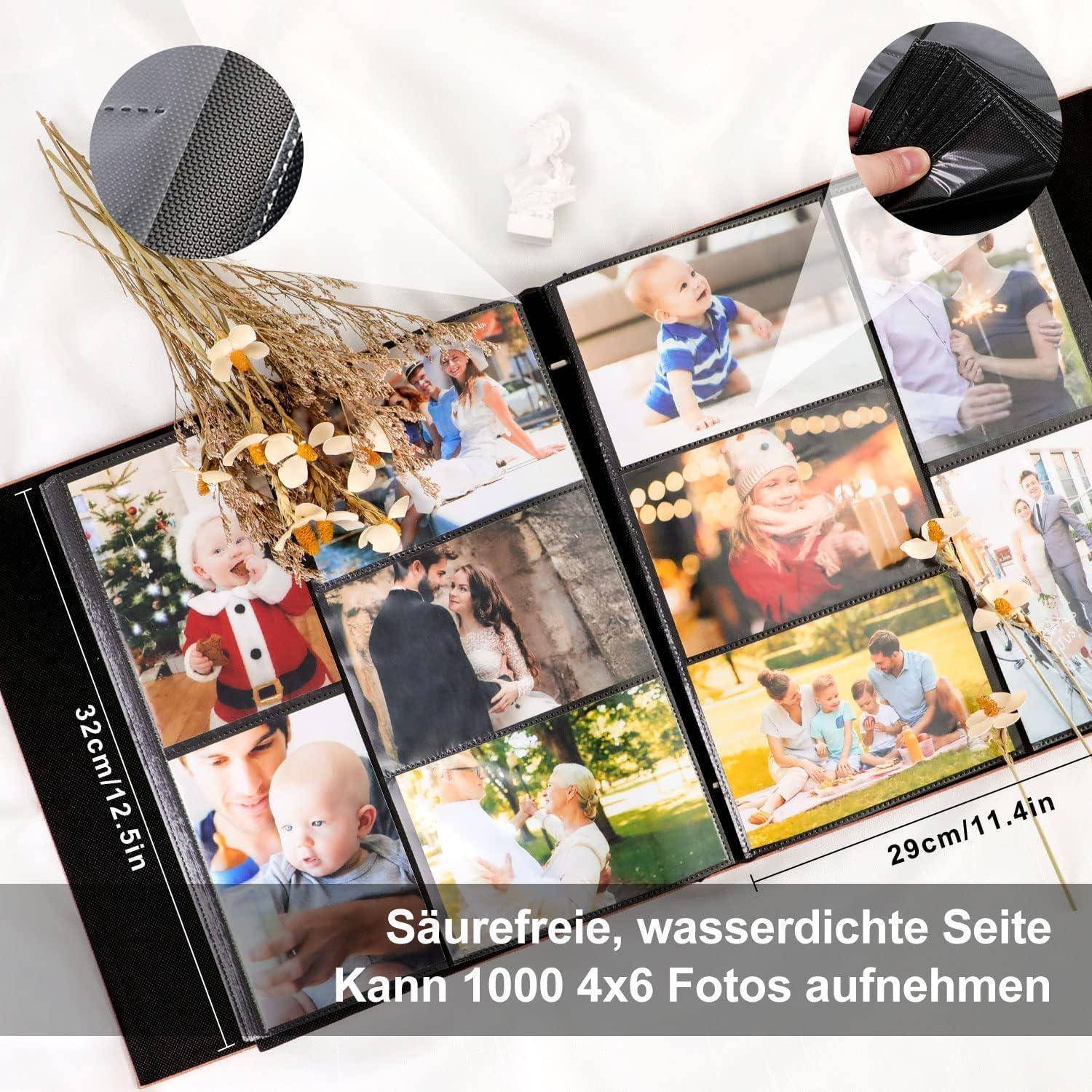 Fotoalbum liegt auf einem Tisch und ist geöffnet, wobei verschiedene Familienfotos zu sehen sind. Das Album hat eine Größe von 32 cm x 25,1 cm, fasst 1000 Fotos im Format 10 x 15 cm, ist säurefrei und wasserdicht.