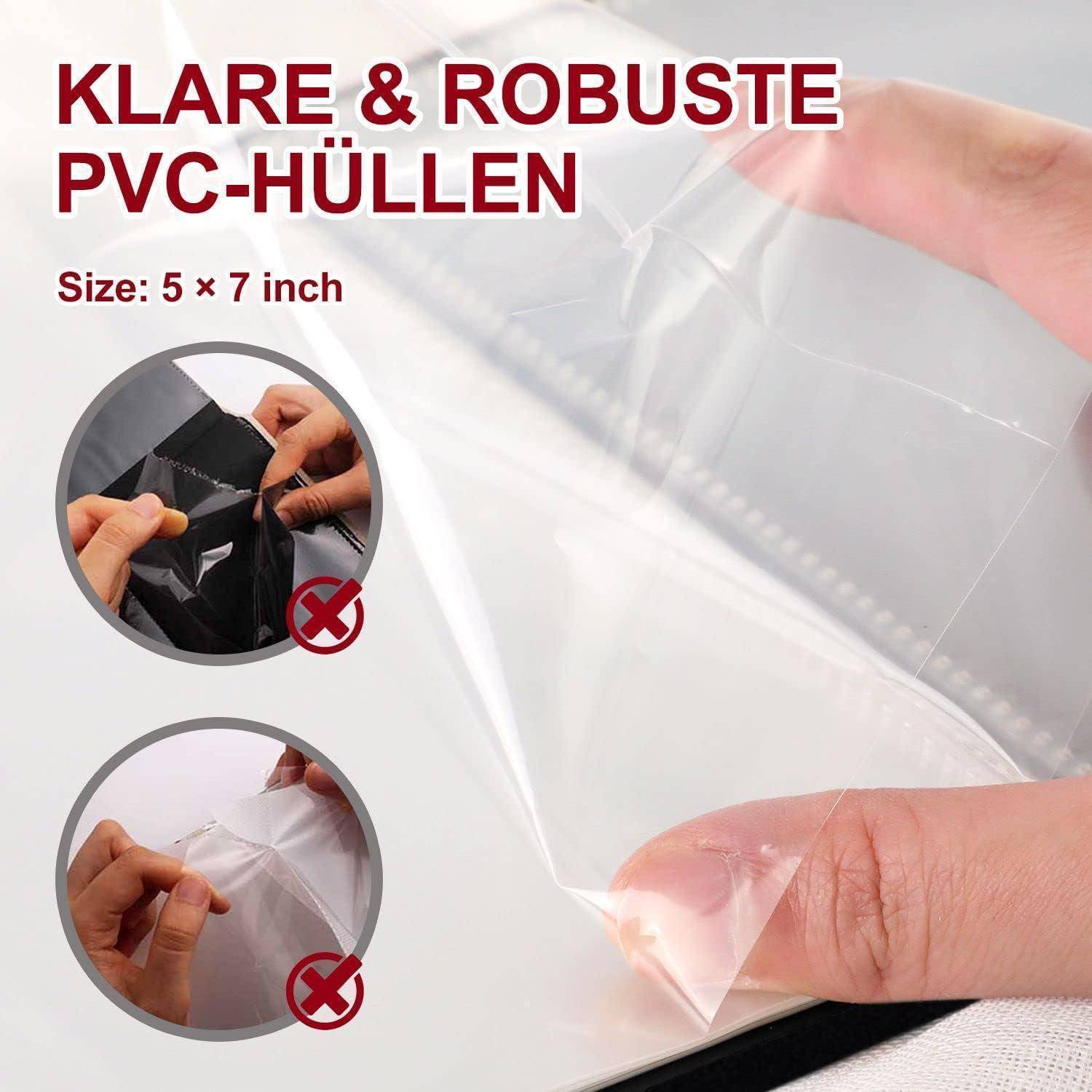 Nahaufnahme einer Person, die eine transparente PVC-Hülle hält. Text lautet: 'KLARE & ROBUSTE PVC-HÜLLEN', Größe 5 x 7 Zoll. Symbole zeigen falsche Einlegemethoden.