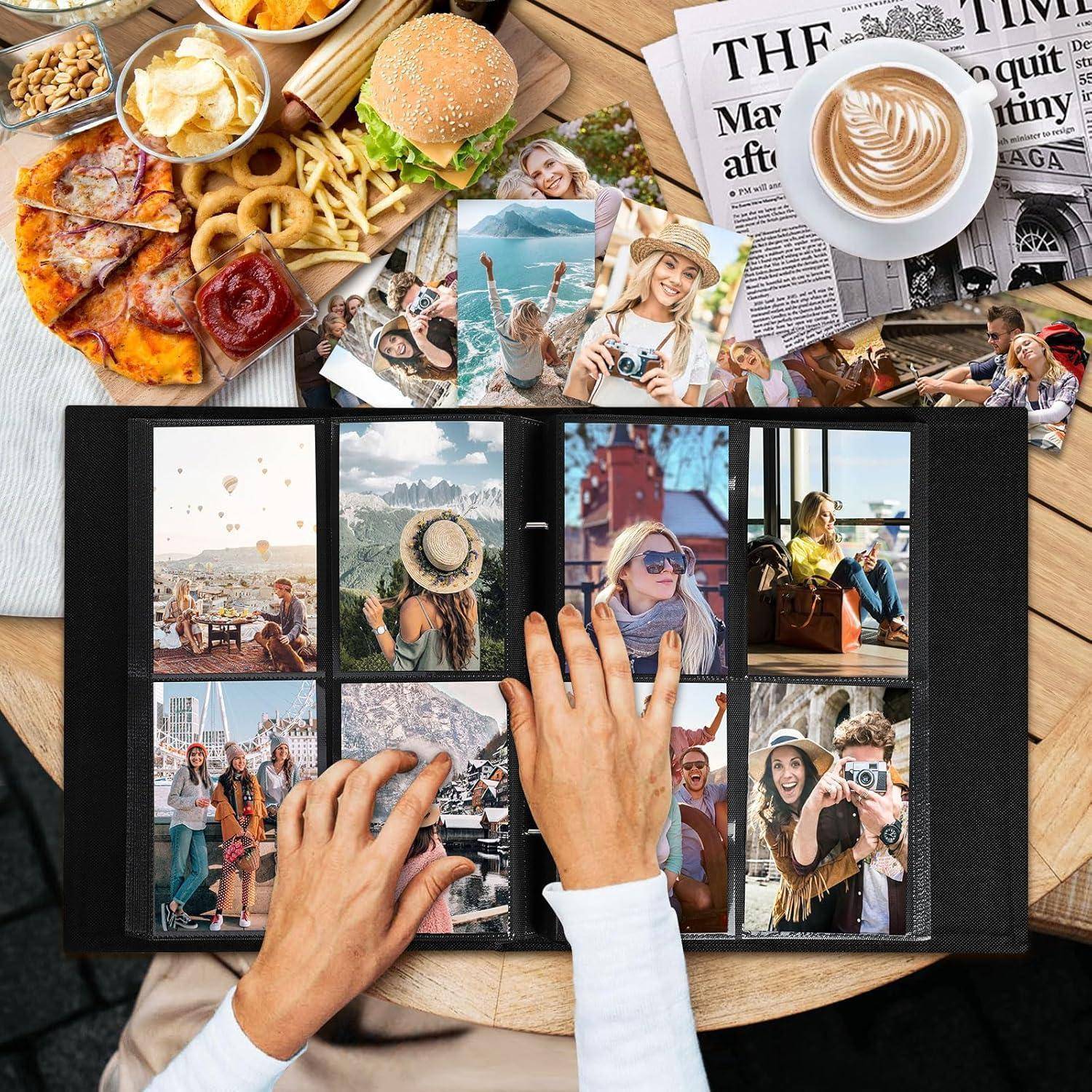 Hände, die in einem Fotoalbum auf einem Tisch blättern, mit einem Burger, Pizza, Pommes und Kaffee; im Hintergrund verstreute Fotos und eine Zeitung.