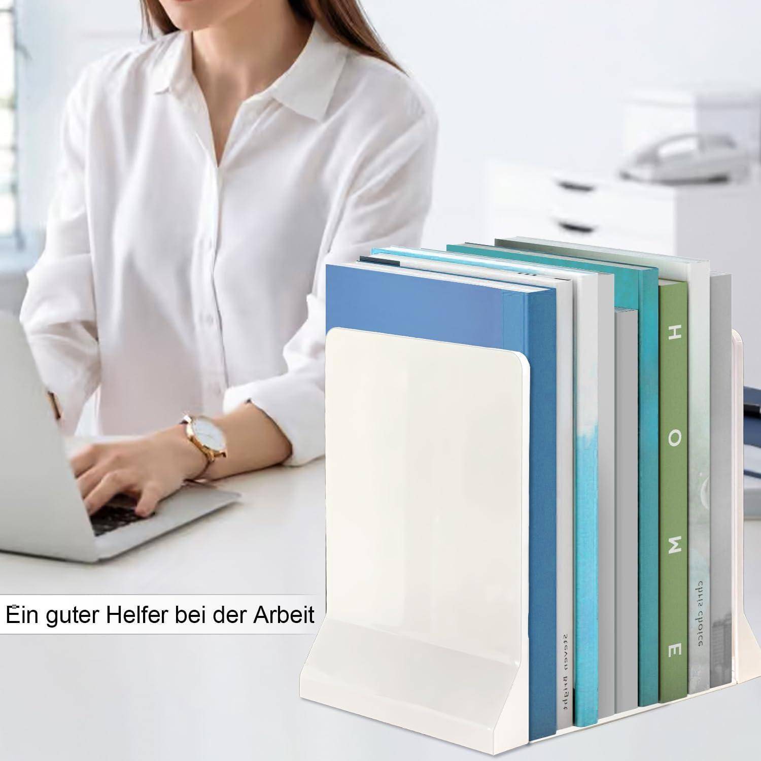 Eine Person in einem weißen Hemd arbeitet an einem Schreibtisch mit einem Stapel Bücher, die in einem Buchstütze organisiert sind. Der Text lautet: 'Ein guter Helfer bei der Arbeit.