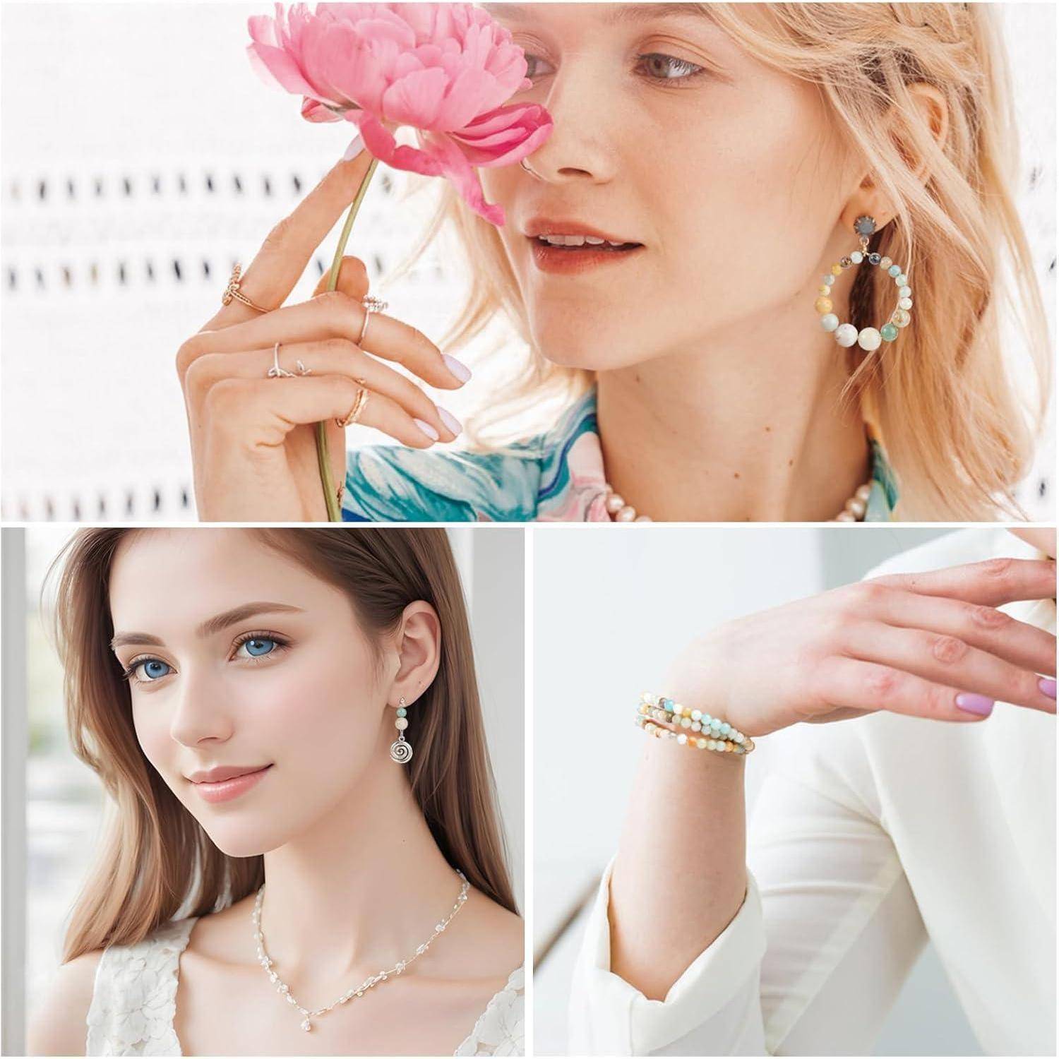 Zwei Frauen, die Schmuck tragen. Die obere Frau hält eine rosa Blume und trägt Ohrringe; die untere Frau trägt eine Perlenkette. Nahaufnahme eines Armbands an einer Hand.
