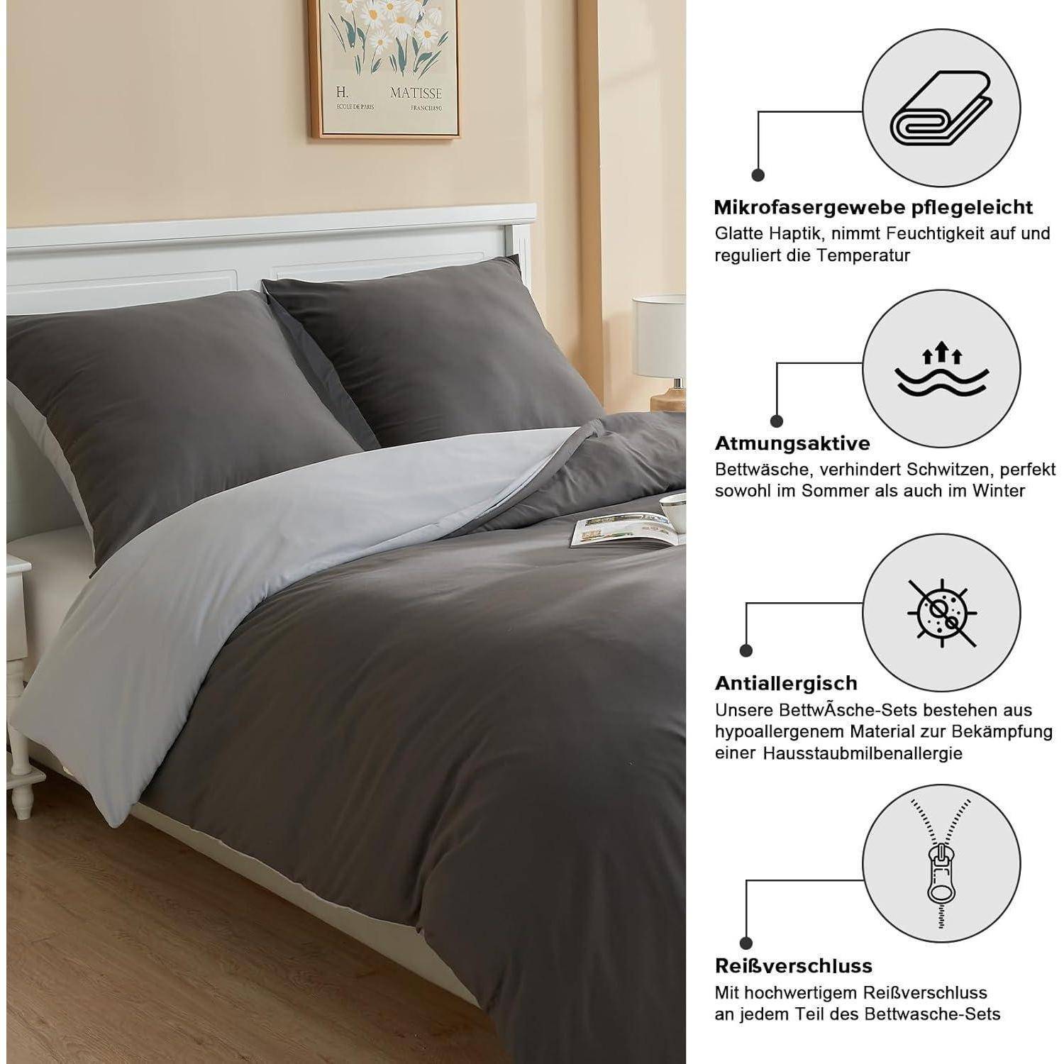 Ein Bett mit grau-weißer Bettwäsche, ausgestattet mit Kissen und einer zusammengefalteten Decke. Rechts davon zeigen Symbole die Eigenschaften Mikrofaser, Atmungsaktivität, Schrumpfresistenz, Allergiefreiheit und robuste Reißverschlüsse.