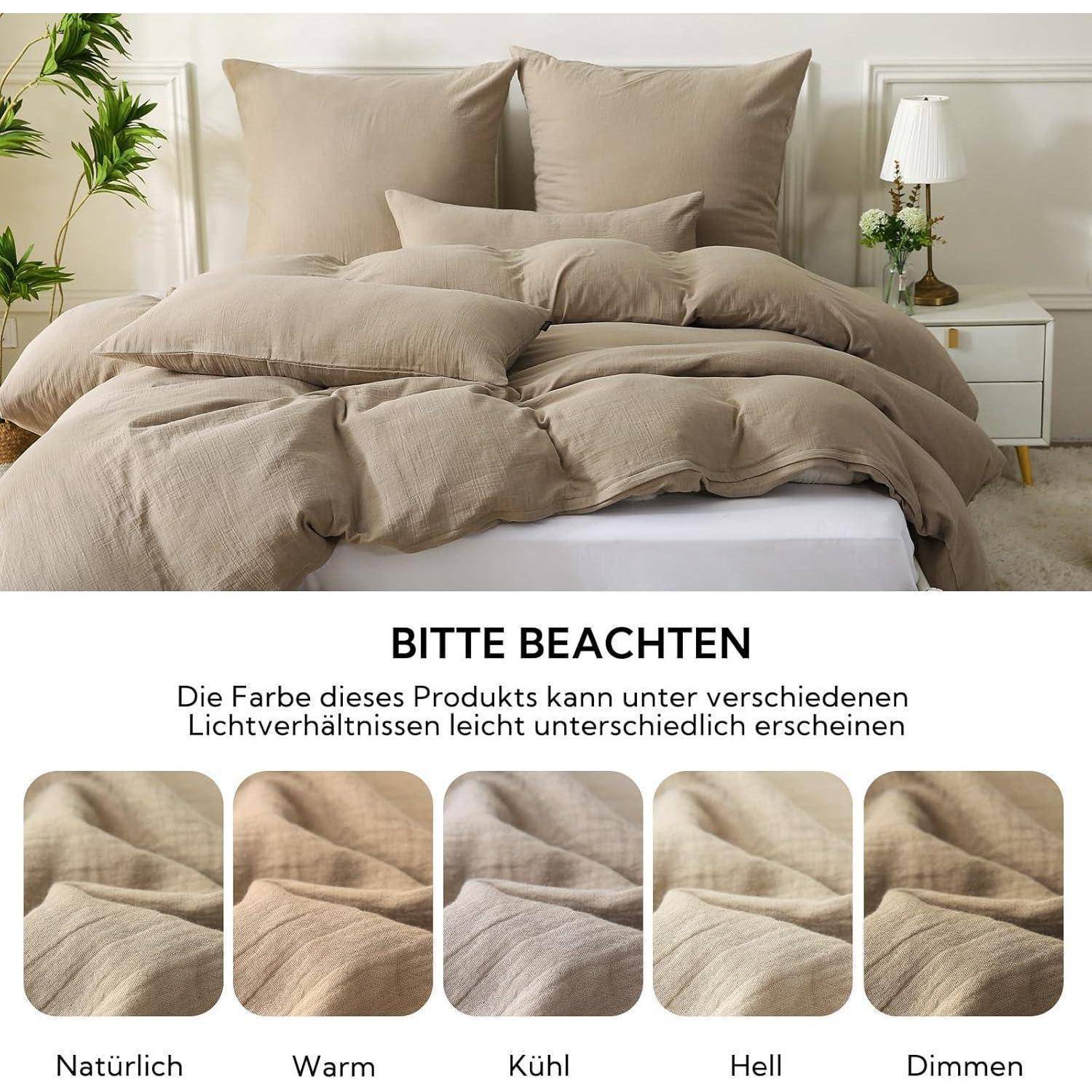 Ein ordentlich gemachtes Bett mit beigefarbener Bettwäsche und mehreren Kissen. Darunter zeigen Farbmuster Variationen unter verschiedenen Beleuchtungen: 'Natürlich', 'Warm', 'Kühl', 'Hell', 'Dimmen'.
