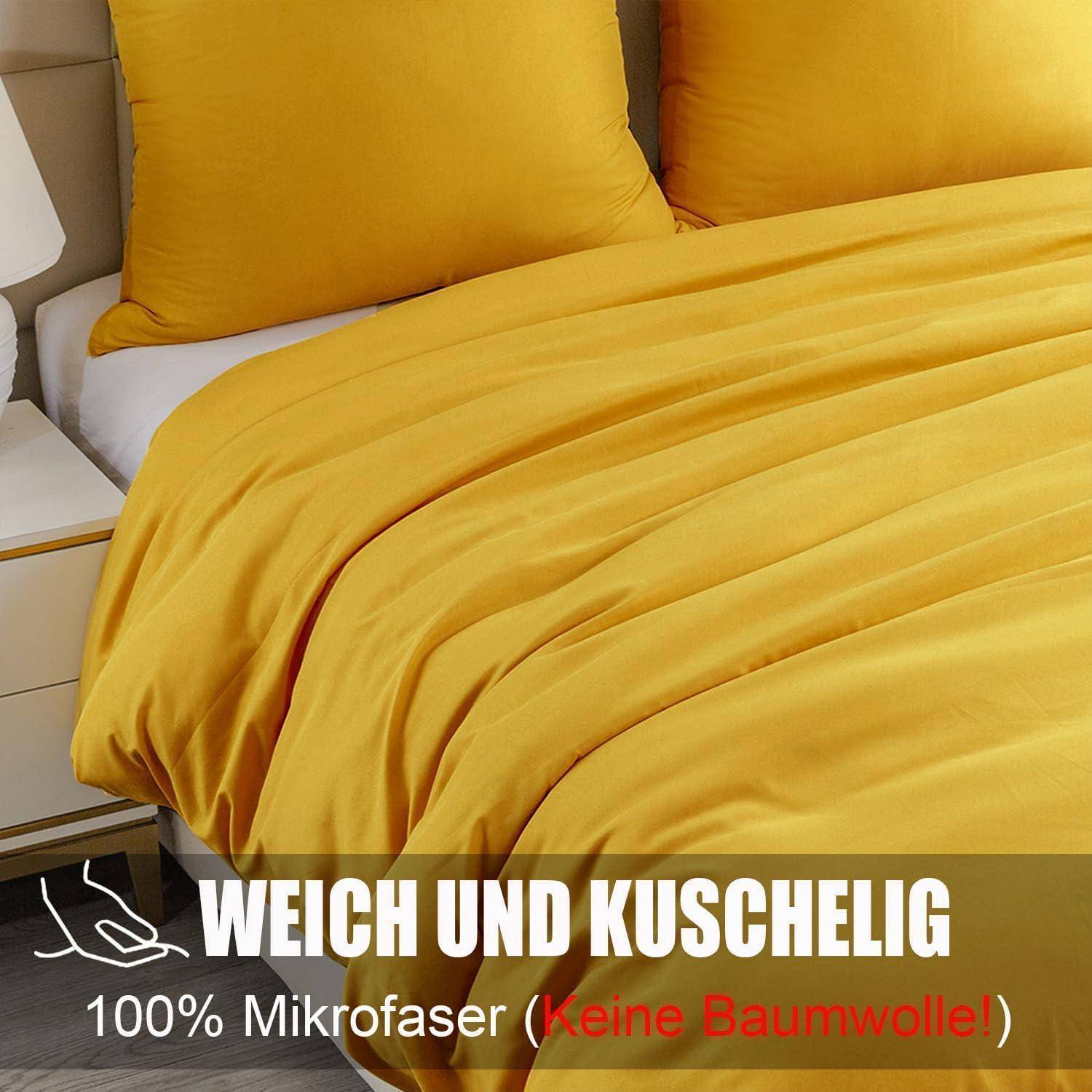 Ein gemütliches Bett mit goldgelben Laken mit der Aufschrift 