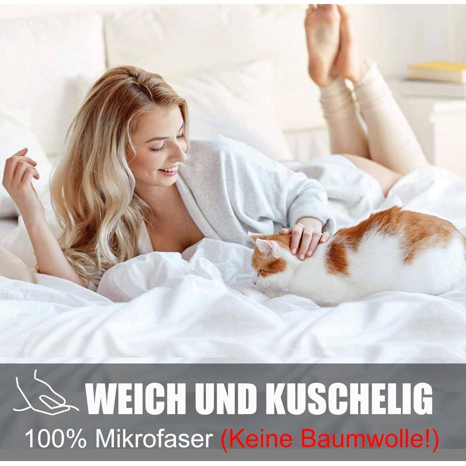 Frau liegt auf einem Bett mit einer Katze und lächelt. Text im Bild: 'Weich und kuschelig. 100% Mikrofaser (Keine Baumwolle!)