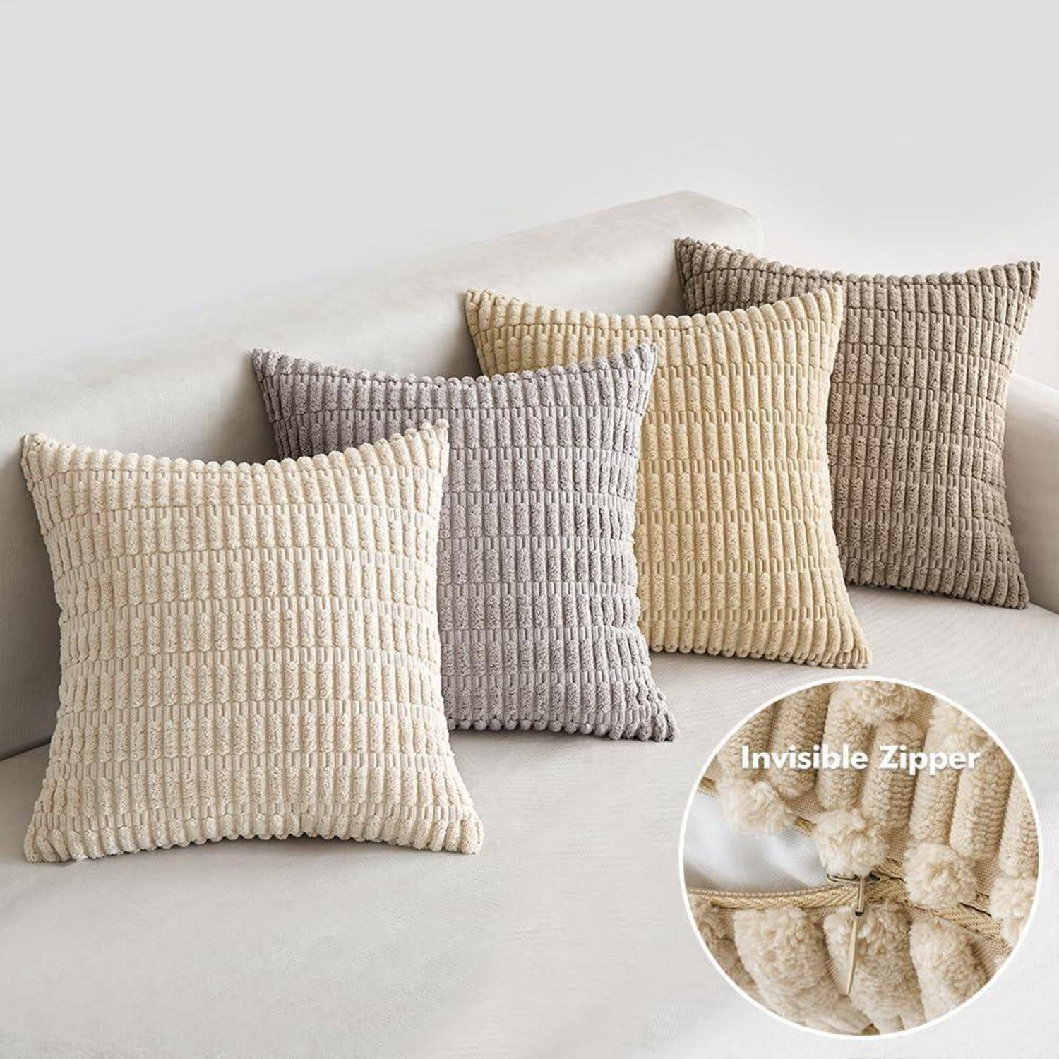 Vier strukturierte Kissen in neutralen Farben auf einem hellen Sofa. Eine Detailansicht zeigt die Funktion des 