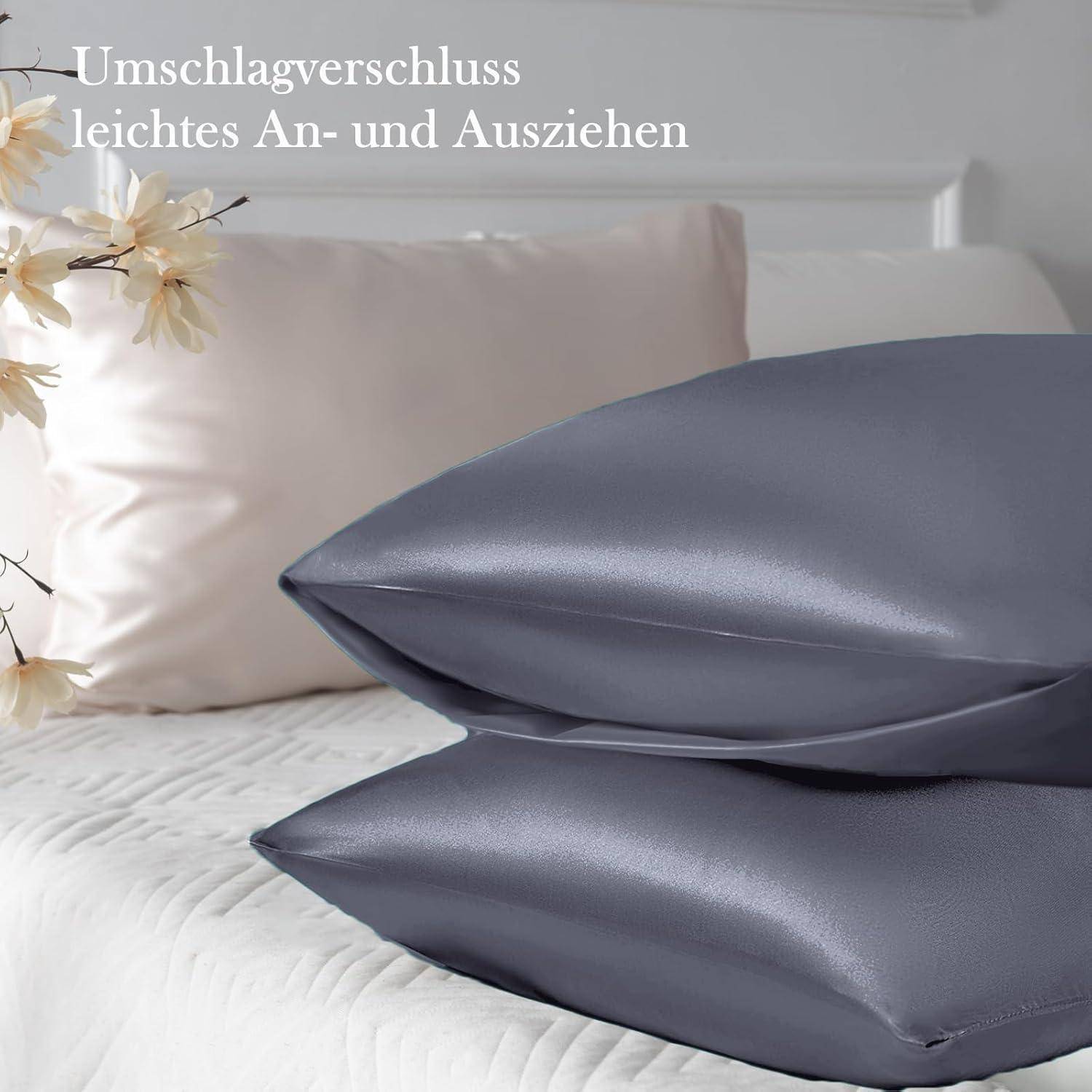 Kissenbezüge mit Umschlagverschluss für einfaches An- und Ausziehen. Pastellrosa Blumengesteck im Hintergrund.