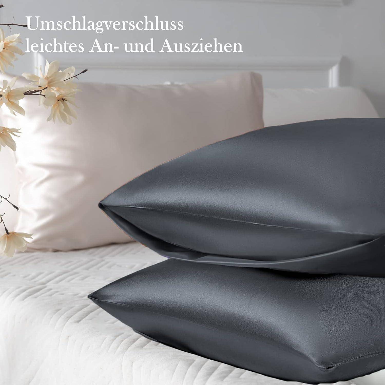 Schwarzes Kissen auf einem beigen Bett mit Blumen daneben. Deutscher Text lautet 'Umschlagverschluss leichtes An- und Ausziehen
