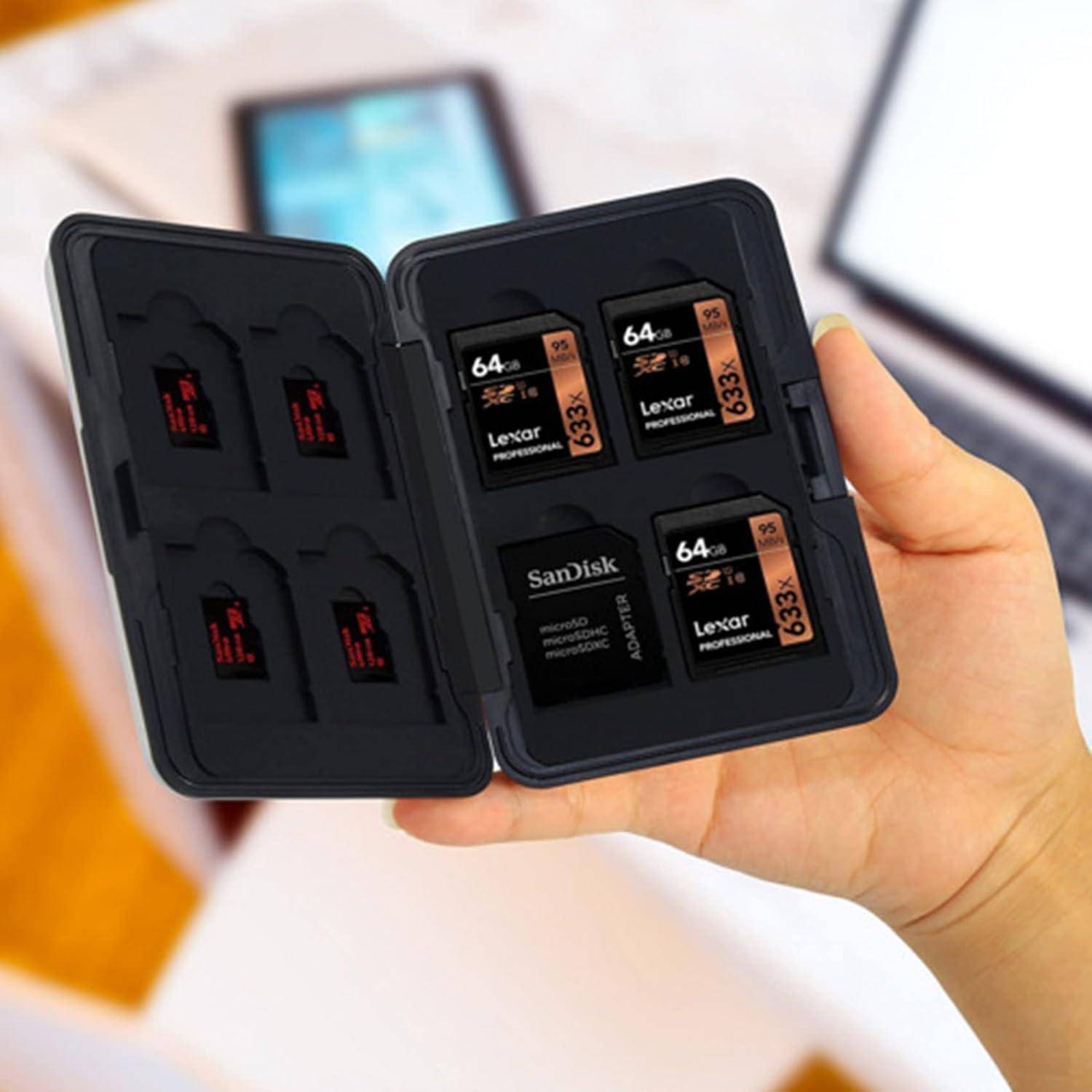 Eine Hand hält einen schwarzen Kasten, in dem mehrere SD- und microSD-Karten sichtbar sind und Speicher- oder Datenverwaltungslösungen nahelegen.