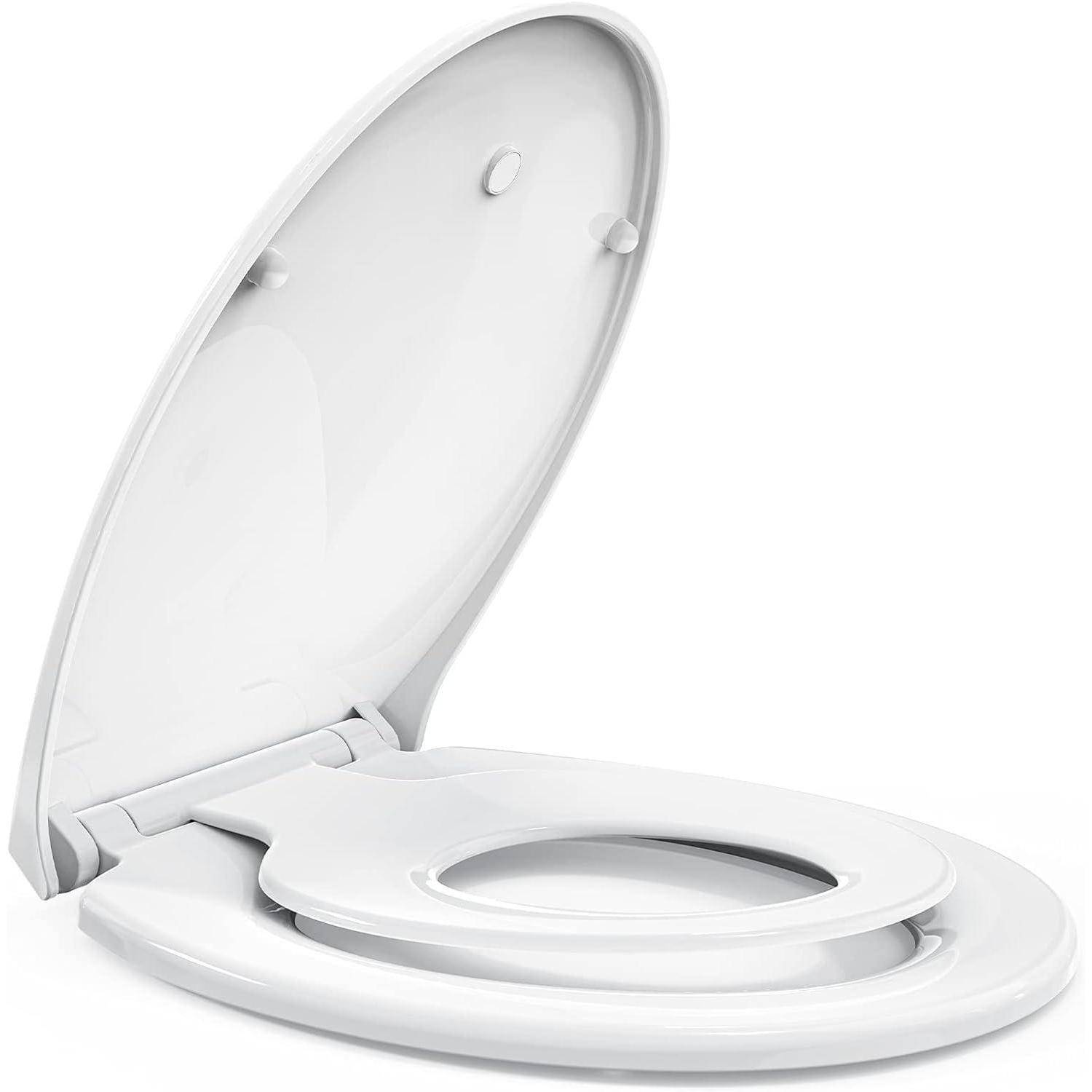 Ein weißer Toilettensitz mit offener Klappe, der einen integrierten Kindertrainingssitz aufweist, der sich in den Hauptsitz einklappen lässt.