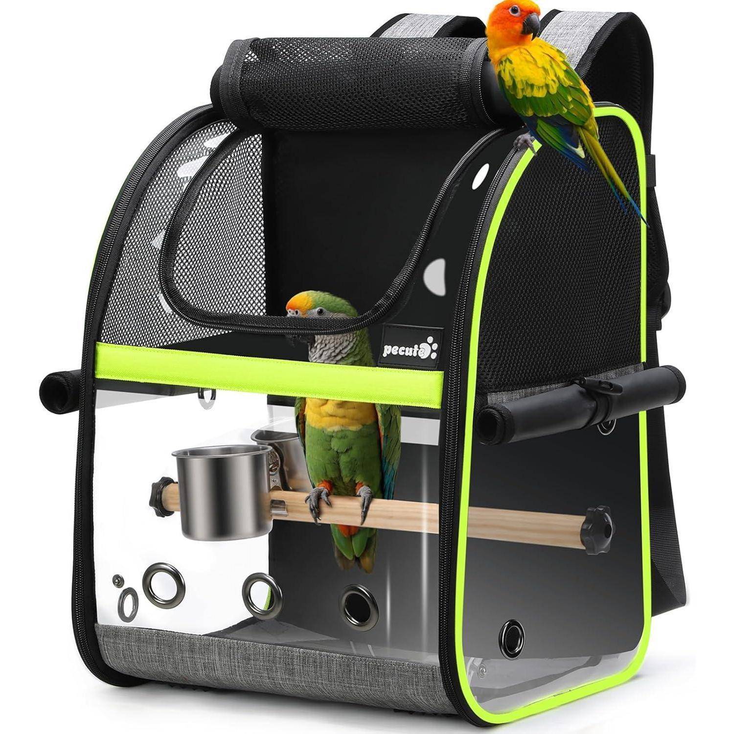 Ein durchsichtiger Rucksack für Haustiere mit einer Sitzstange enthält einen Papagei, während ein weiterer Papagei oben auf dem Rucksack sitzt. Geeignet für Vogelreisen und -beobachtung.