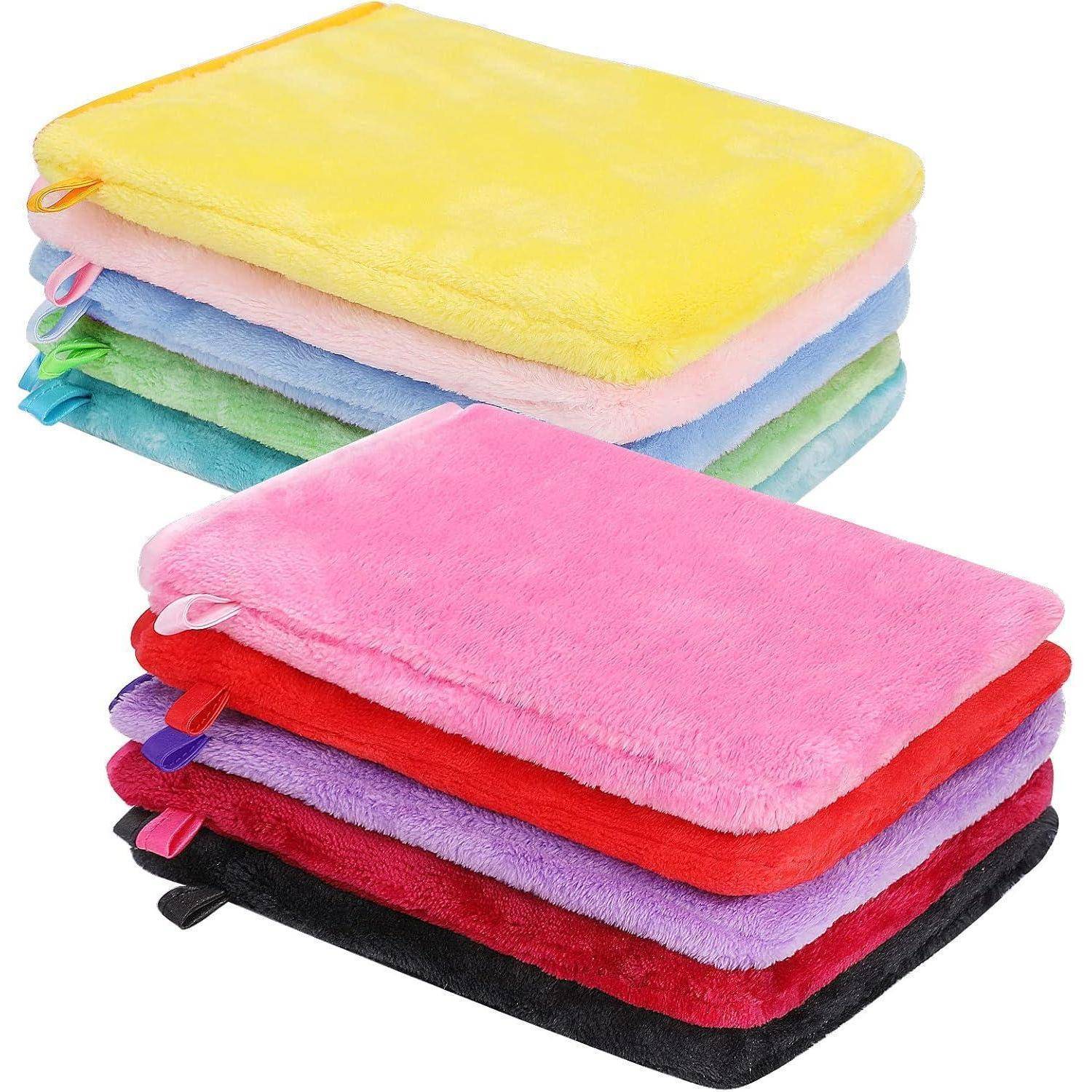 Ein Stapel weicher, bunter Mikrofaser-Reinigungstücher in verschiedenen Farben, darunter Gelb, Rosa, Grün und Rot, ordentlich aufgestapelt.