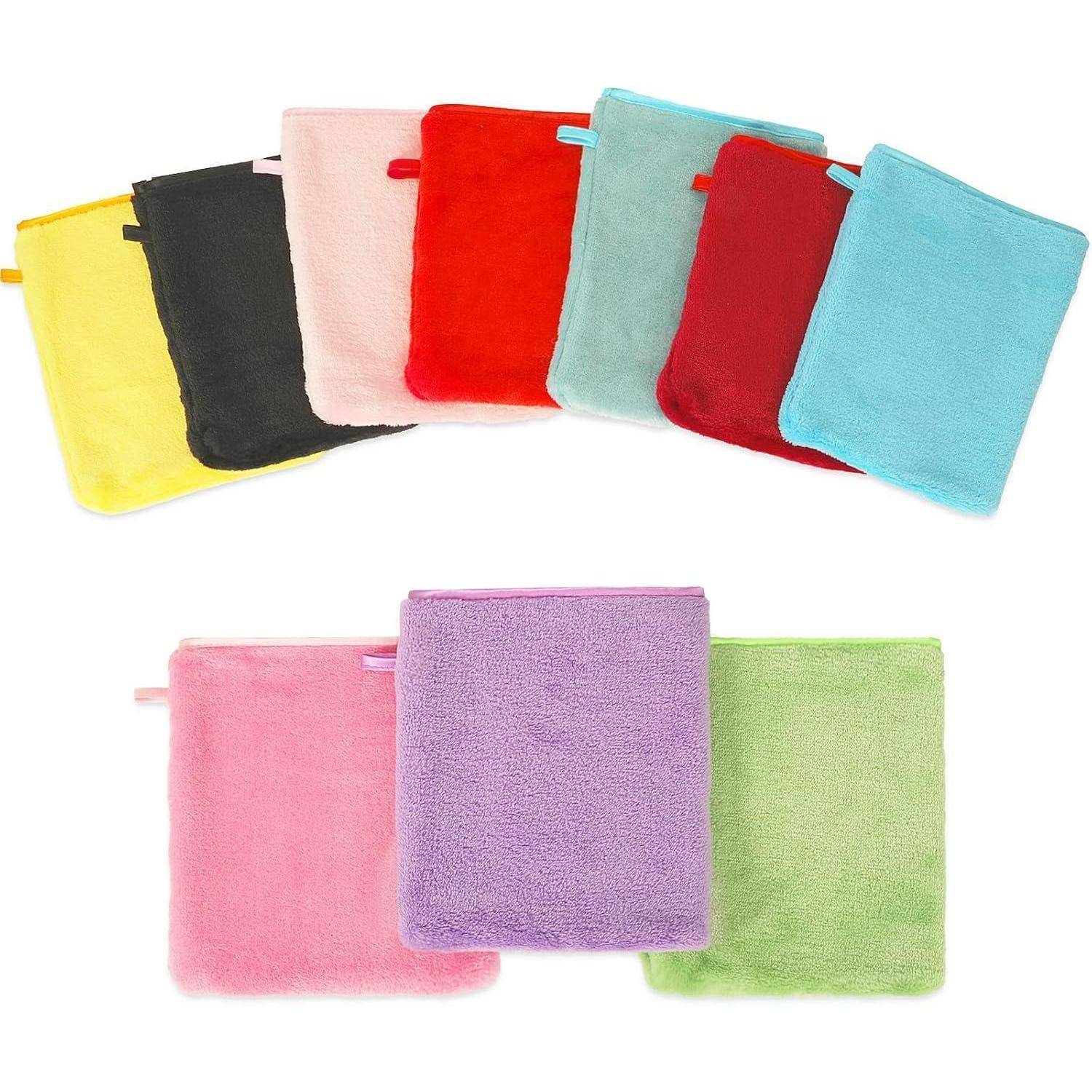 Zehn Mikrofasertücher in verschiedenen Farben, darunter rosa, rot, schwarz, gelb, lila und grün, ordentlich auf einem weißen Hintergrund angeordnet.