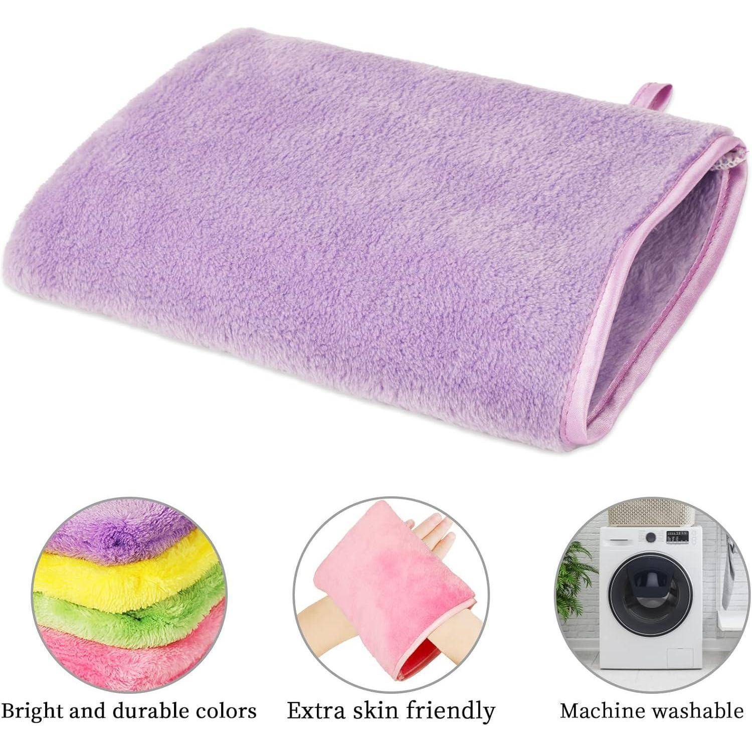 Ein flauschiges, lila Handtuch wird gezeigt, wobei seine leuchtenden Farben und besonders hautfreundliche Textur hervorgehoben werden. Es ist maschinenwaschbar.