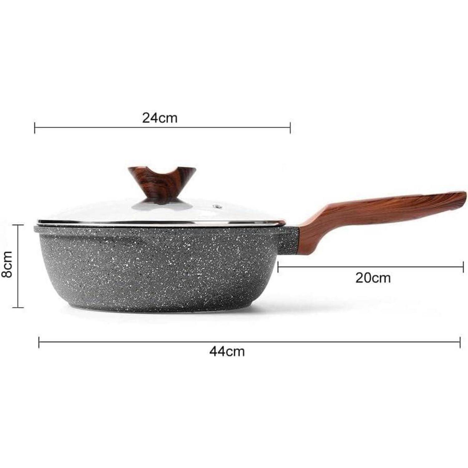 Eine graue gesprenckelte Bratpfanne mit Holzgriff und Glasdeckel, 24 cm im Durchmesser und 44 cm in der Länge, 8 cm tief.