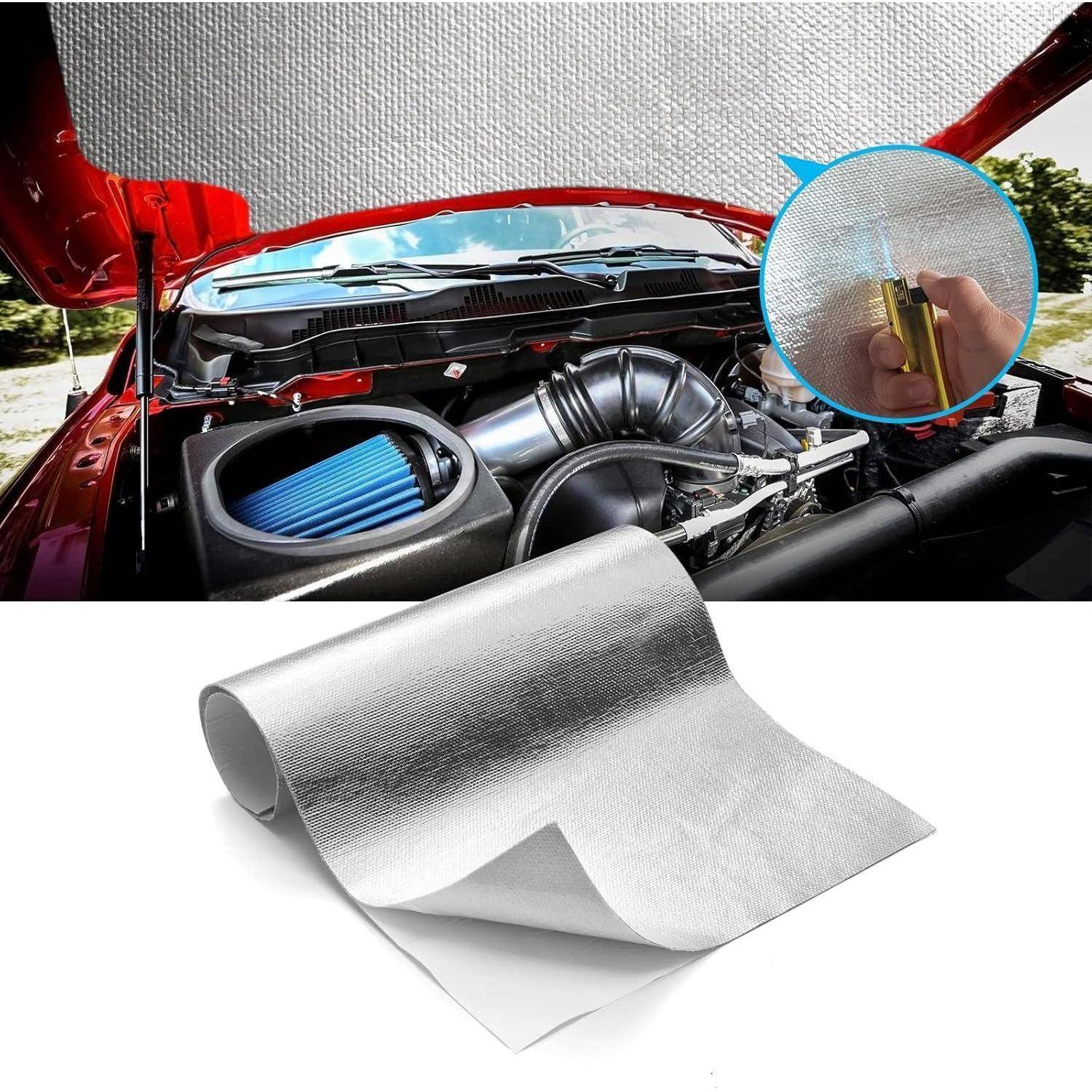 Eine silberne Wärmeisolationsmatte mit einer Nahaufnahme ihrer Textur wird gezeigt, wie sie die Motorhaube eines roten Autos auskleidet und den darunter liegenden Motor schützt.