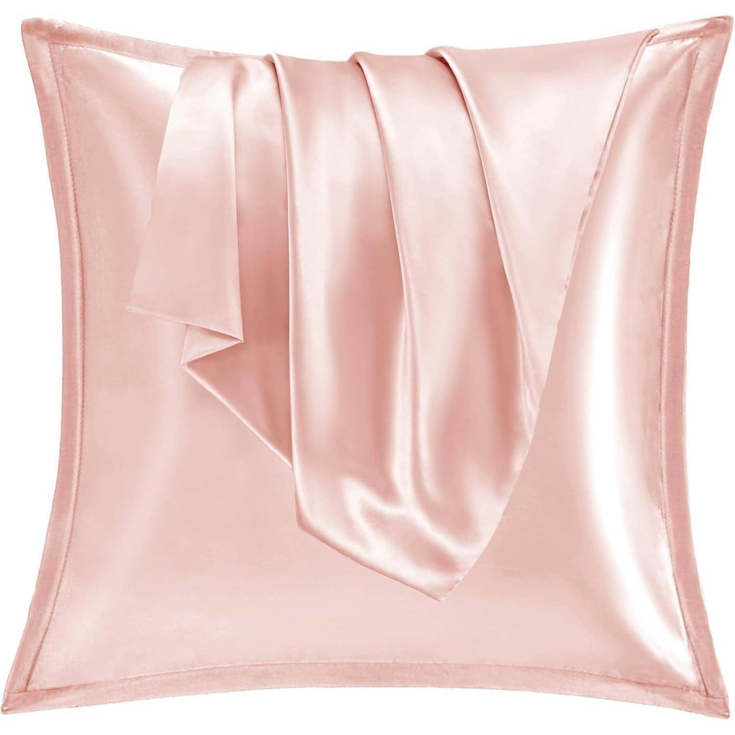 Ein pinker Satin-Kissenbezug mit glatter, glänzender Textur, elegant drapiert mit passendem Satinstoff darüber.
