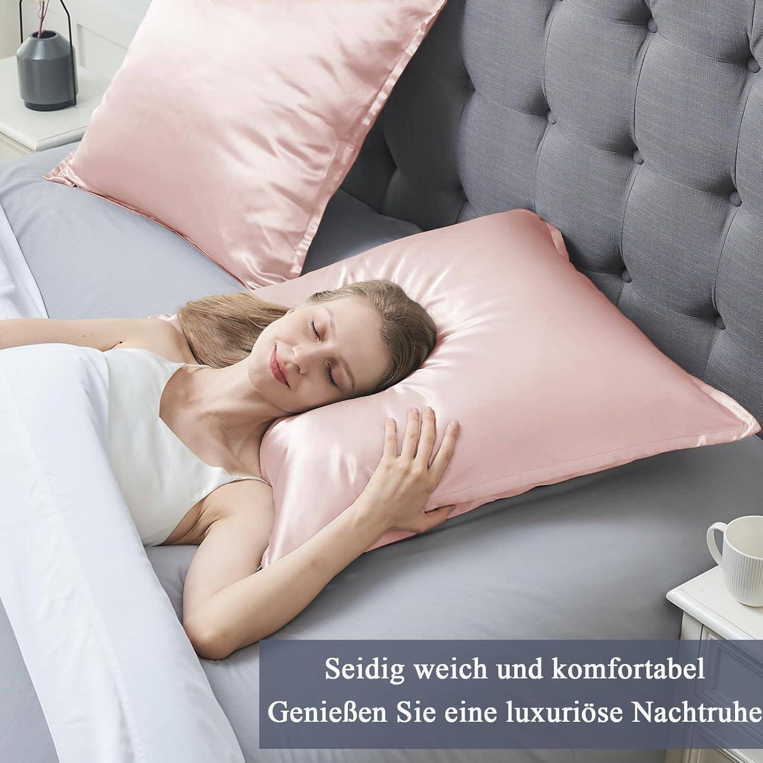 Eine Frau schläft friedlich auf einem Bett mit rosa Seidenkissen und vermittelt Komfort und Luxus. Deutscher Text lautet: „Seidenweich und komfortabel. Genießen Sie eine luxuriöse Nachtruhe.